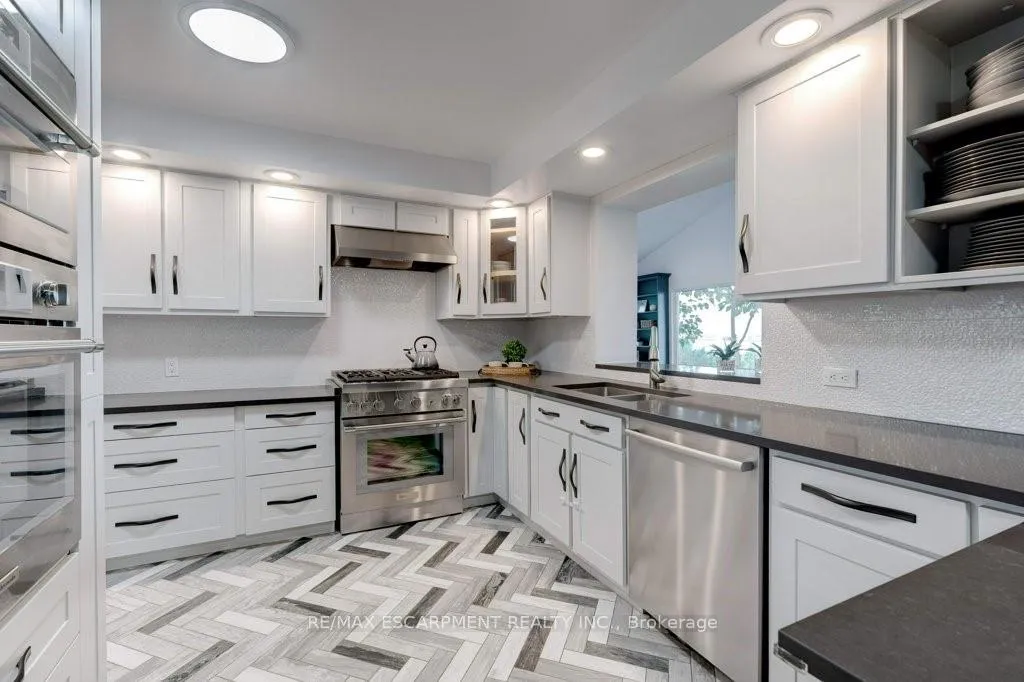 Photo 16 of 636 West Oval Drive, Burlington, Bayview — HOMEH