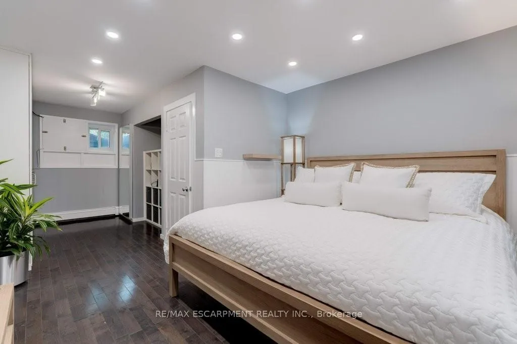 Photo 24 of 636 West Oval Drive, Burlington, Bayview — HOMEH