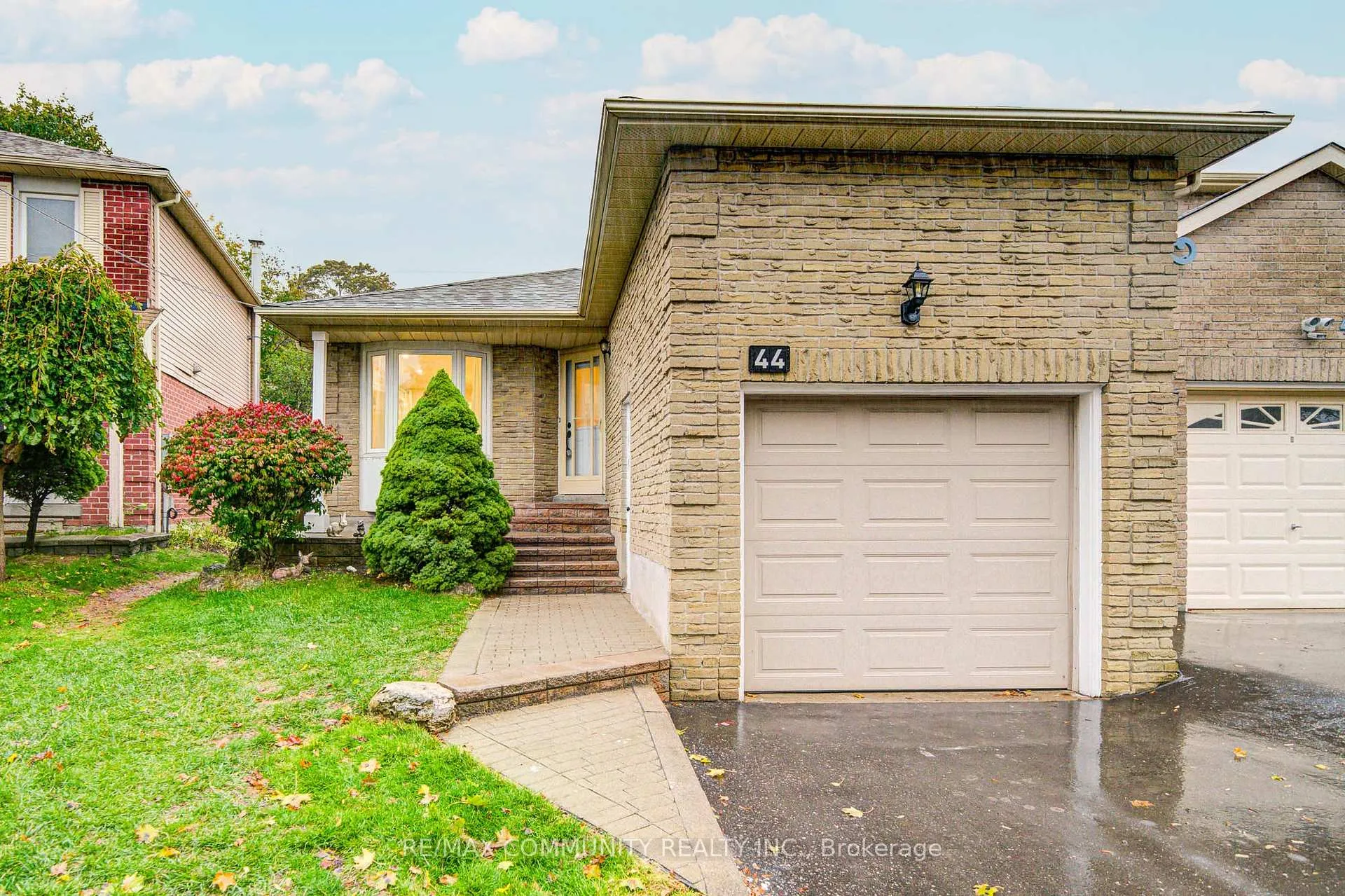 Photo 4 of 44 Angus Drive, Ajax, Central — HOMEH
