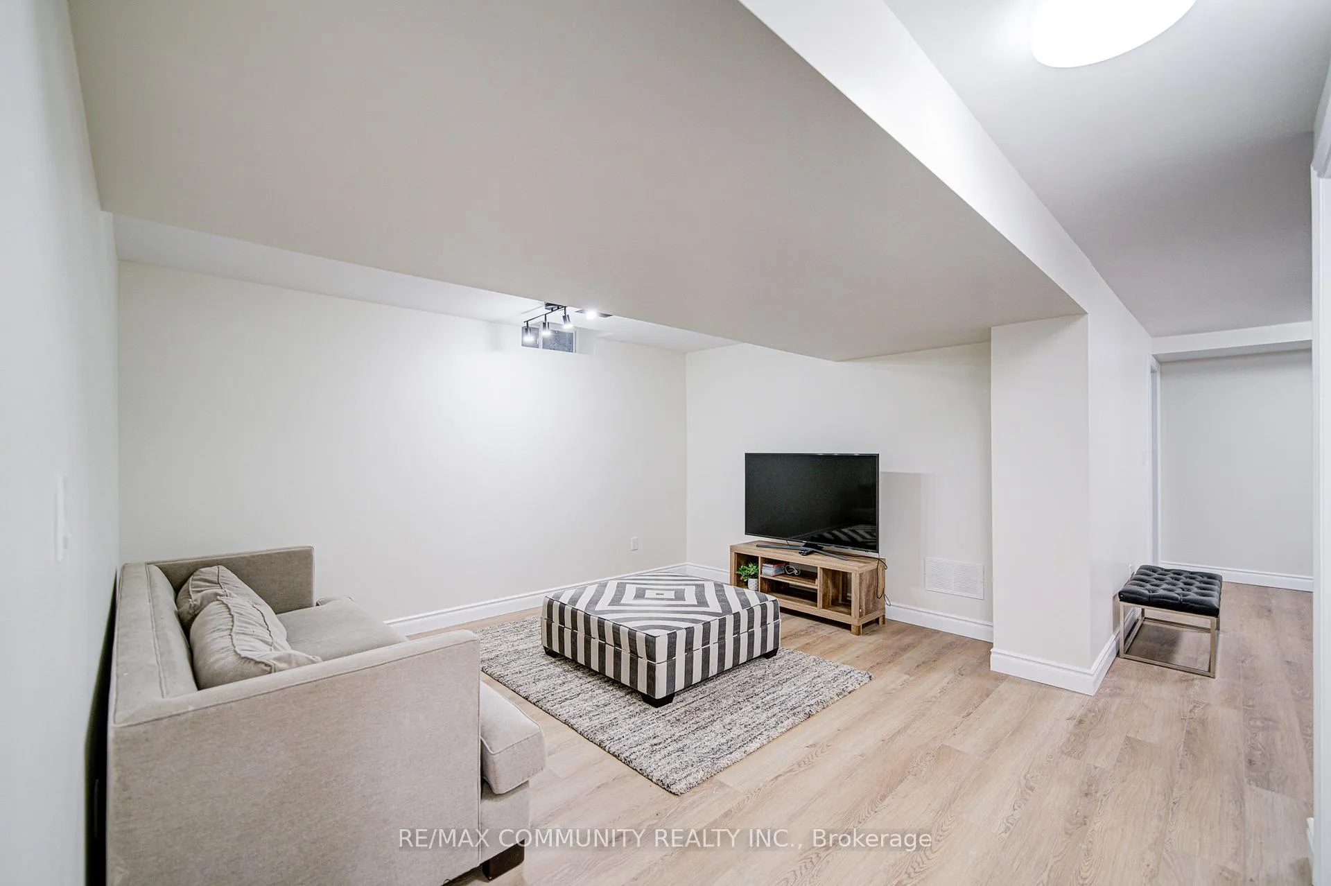 Photo 35 of 44 Angus Drive, Ajax, Central — HOMEH