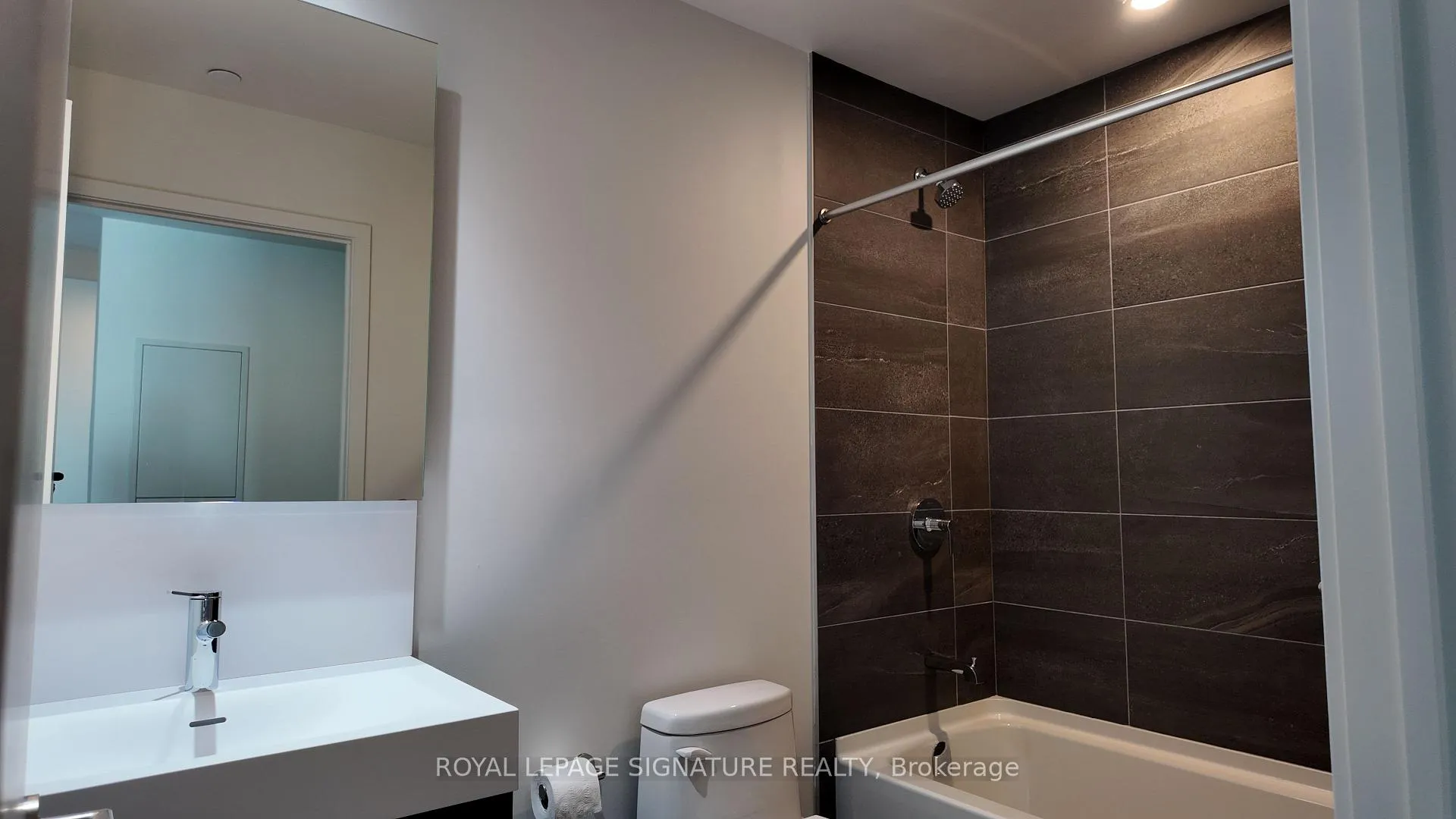 Photo 11 of Unit 2201, 39 Mary Street, Barrie, City Centre — HOMEH