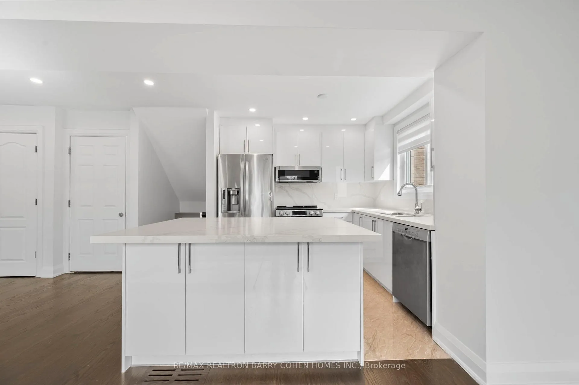 Photo 4 of Unit Basement & Back Main Lvl., 194 Romfield Circuit, Markham, Royal Orchard — HOMEH