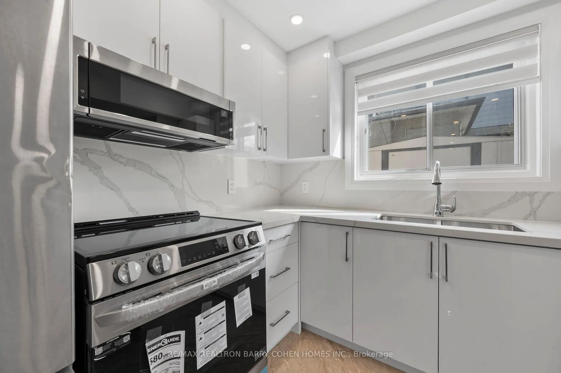 Photo 6 of Unit Basement & Back Main Lvl., 194 Romfield Circuit, Markham, Royal Orchard — HOMEH