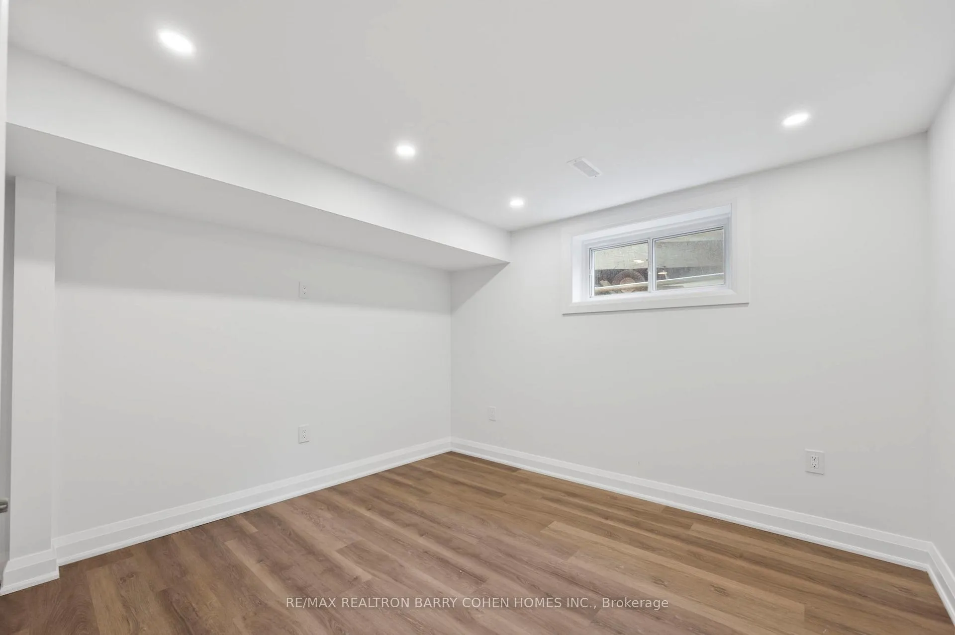 Photo 15 of Unit Basement & Back Main Lvl., 194 Romfield Circuit, Markham, Royal Orchard — HOMEH