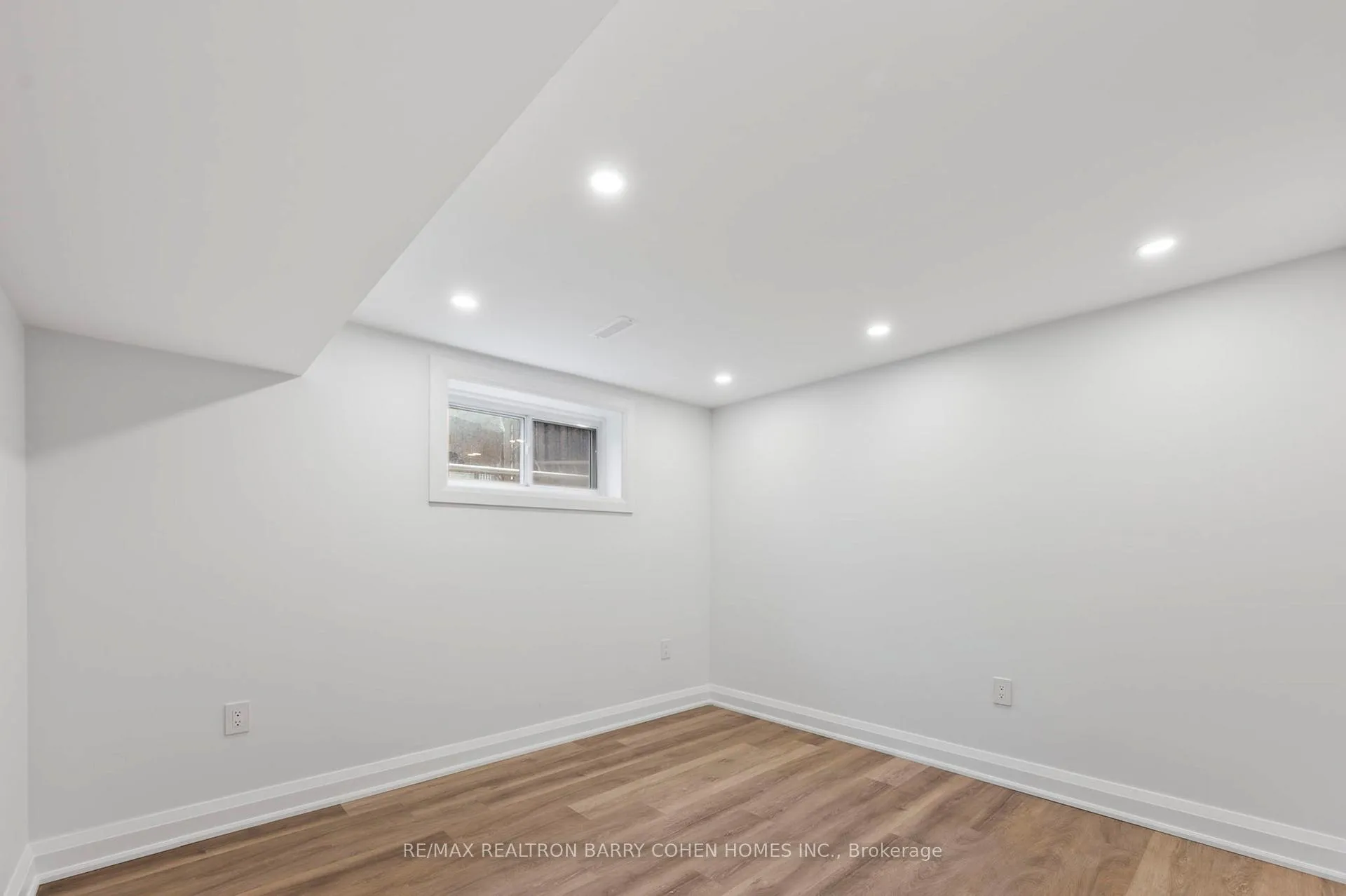 Photo 16 of Unit Basement & Back Main Lvl., 194 Romfield Circuit, Markham, Royal Orchard — HOMEH