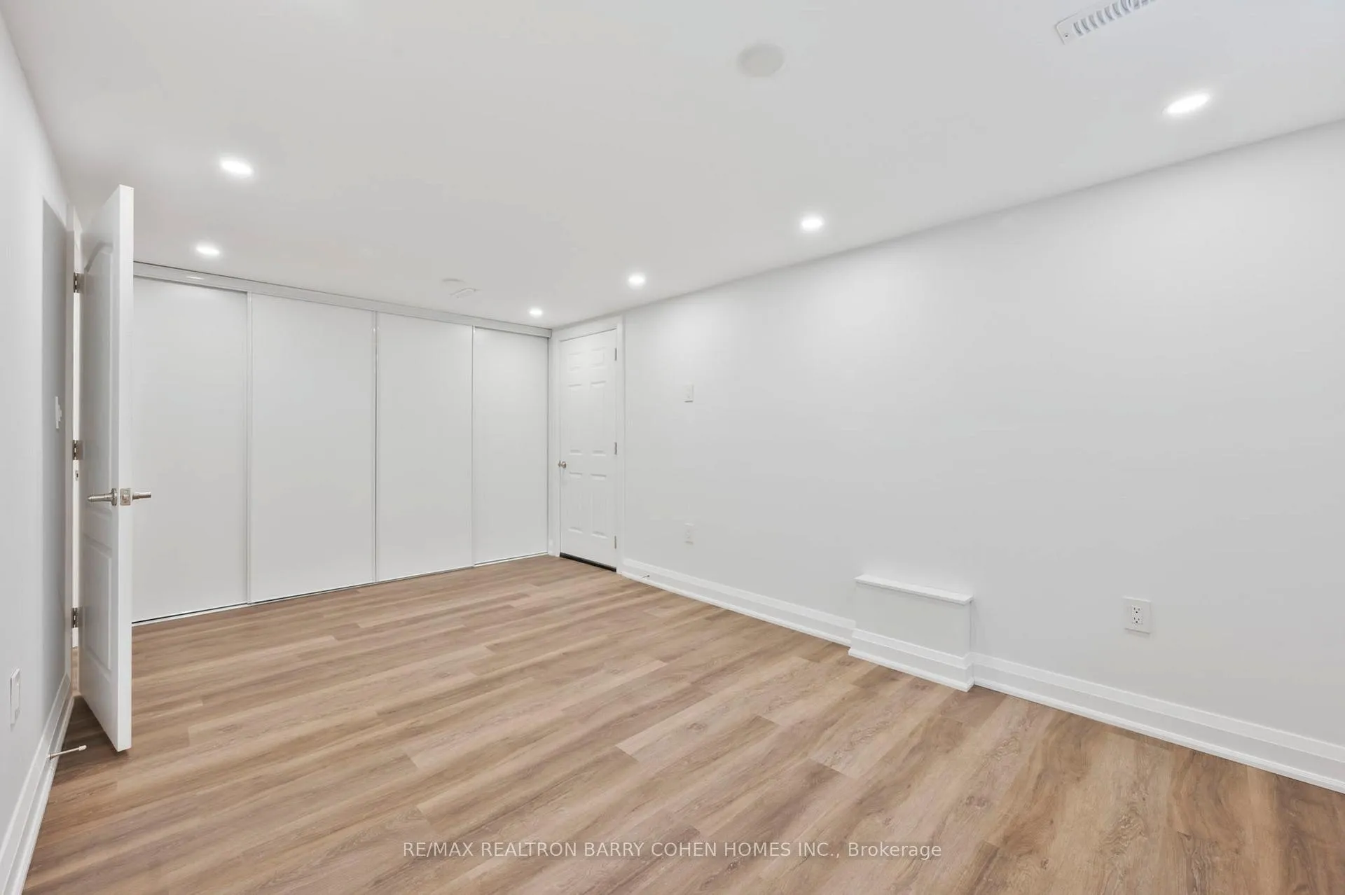 Photo 22 of Unit Basement & Back Main Lvl., 194 Romfield Circuit, Markham, Royal Orchard — HOMEH