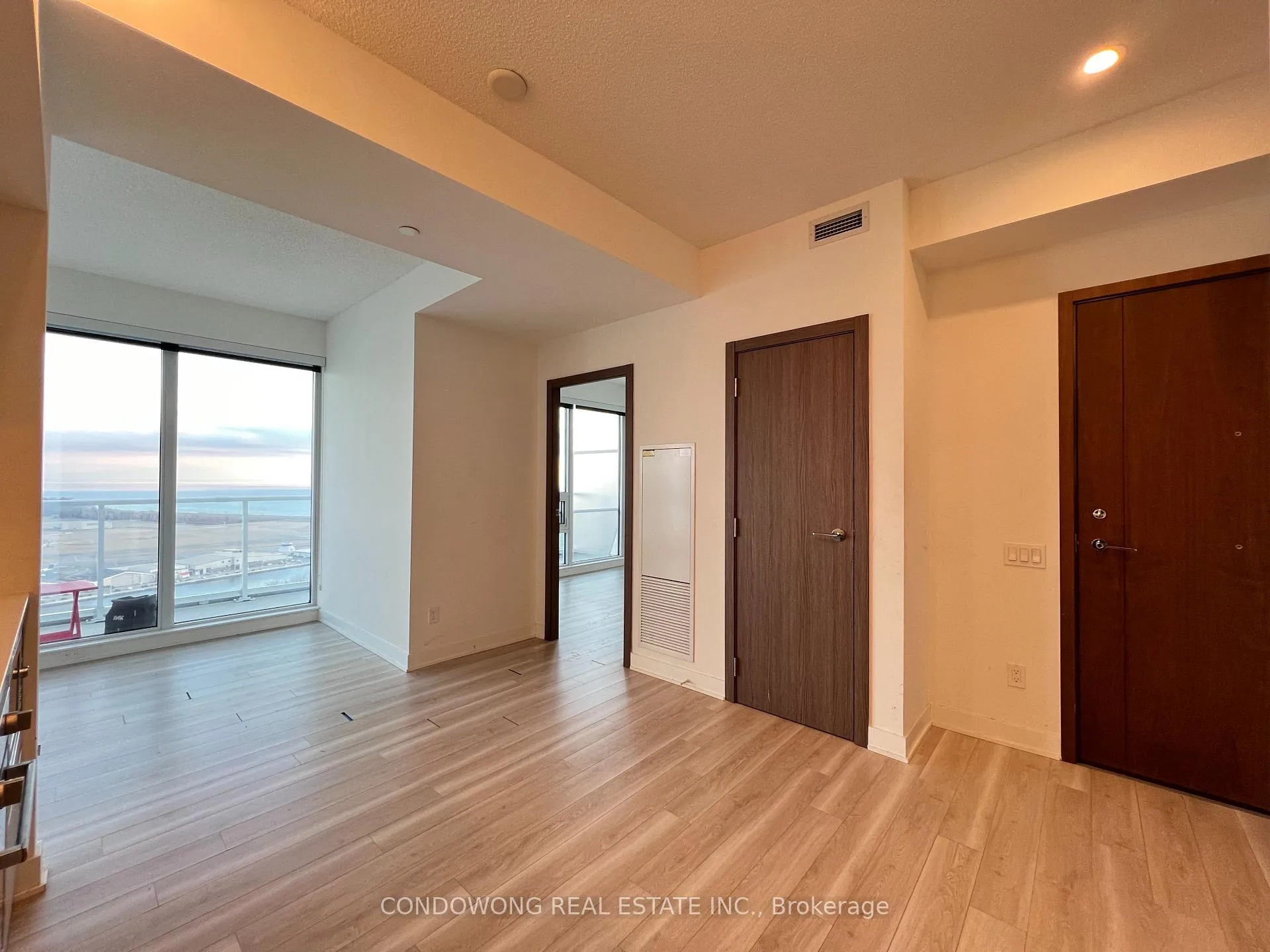 Photo 3 of Unit 3811, 19 Bathurst Street, Toronto, Waterfront Communities — HOMEH