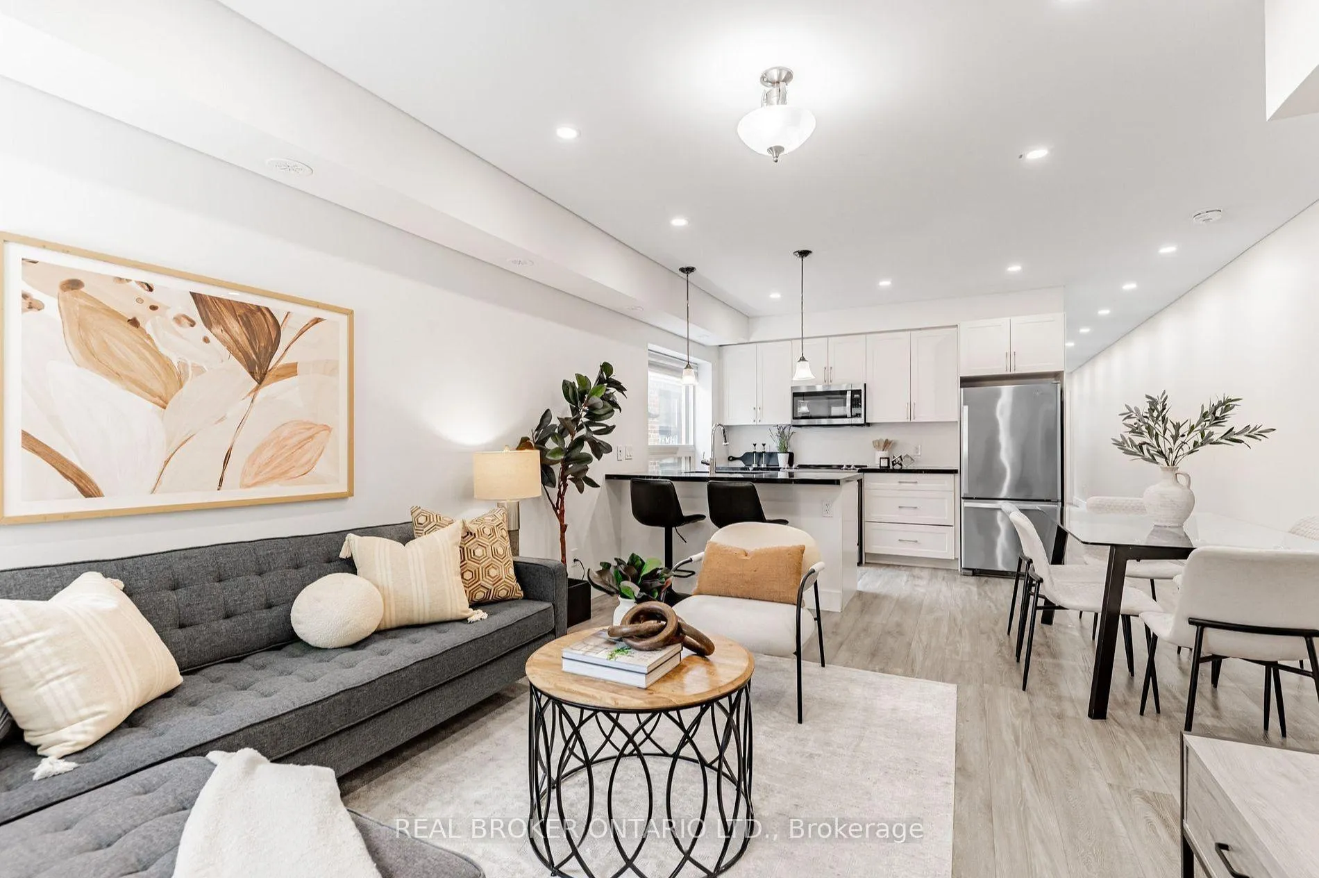 Photo 3 of Unit A, 1088 Avenue Road, Toronto, Lawrence Park South — HOMEH