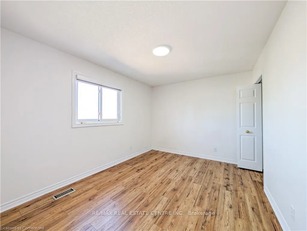 Photo 33 of 187 Daimler Drive S, Kitchener — HOMEH
