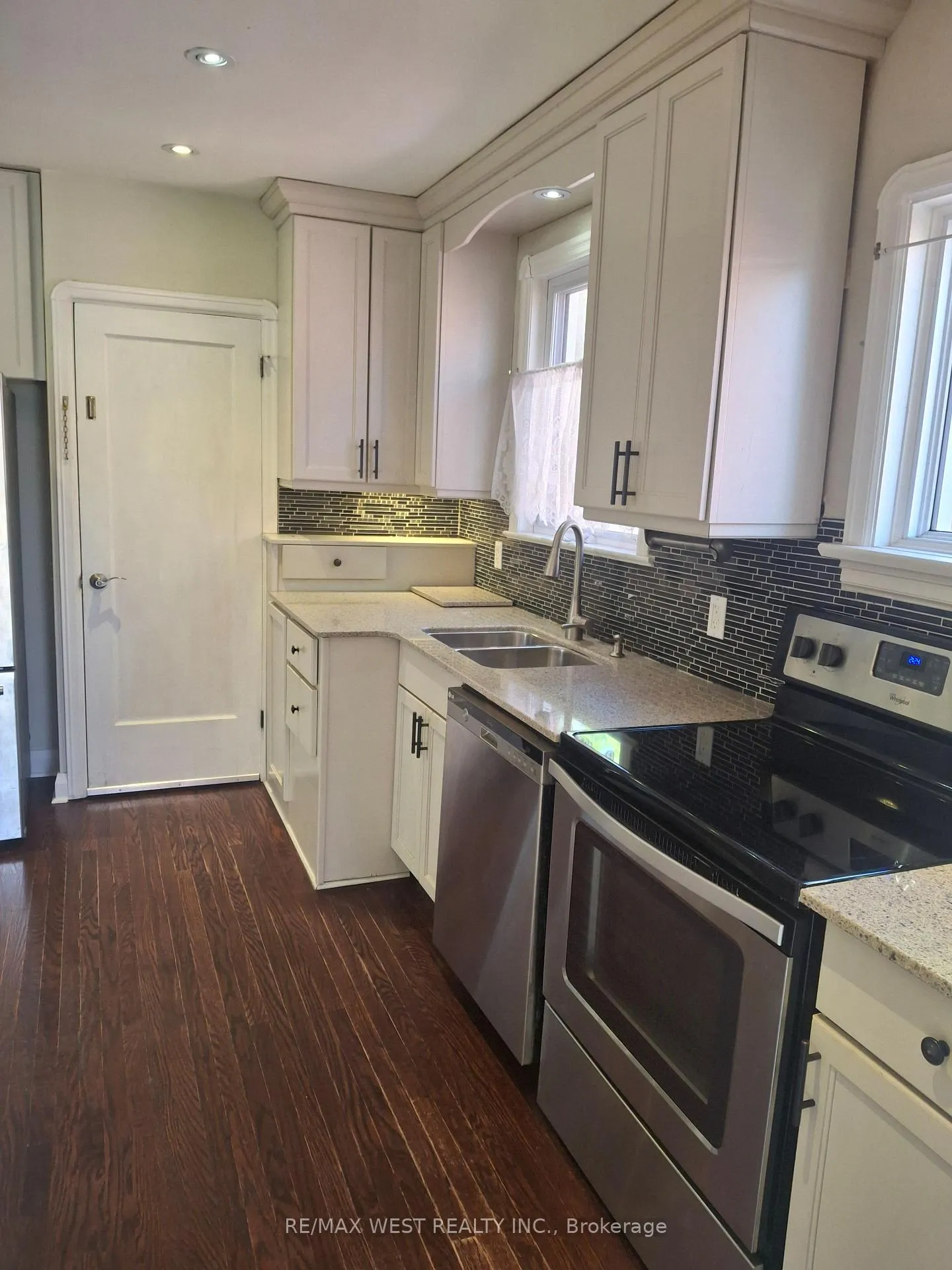 Photo 6 of Unit Main Floor, 62 Glencrest Boulevard, Toronto, O'Connor-Parkview — HOMEH