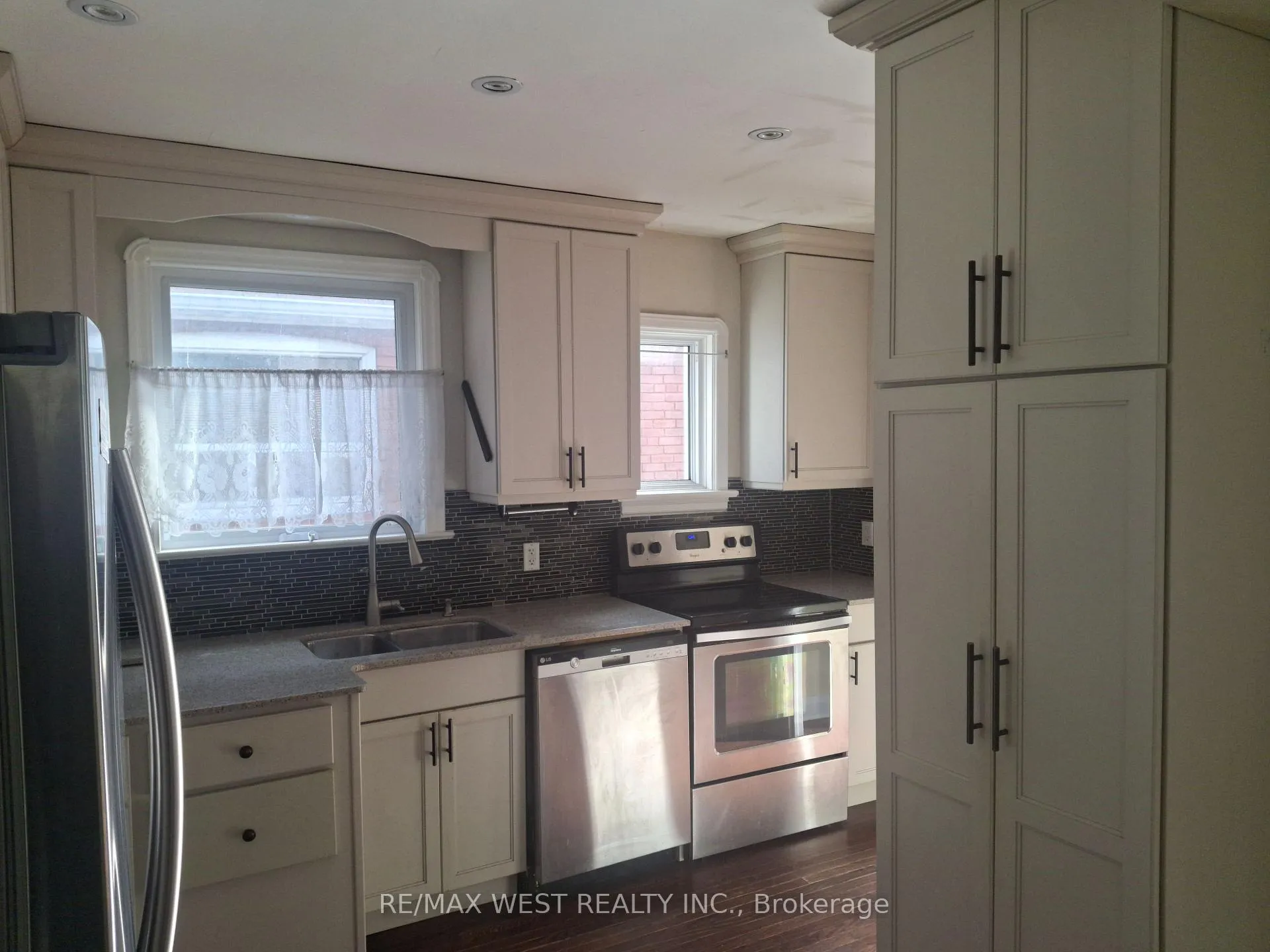 Photo 7 of Unit Main Floor, 62 Glencrest Boulevard, Toronto, O'Connor-Parkview — HOMEH