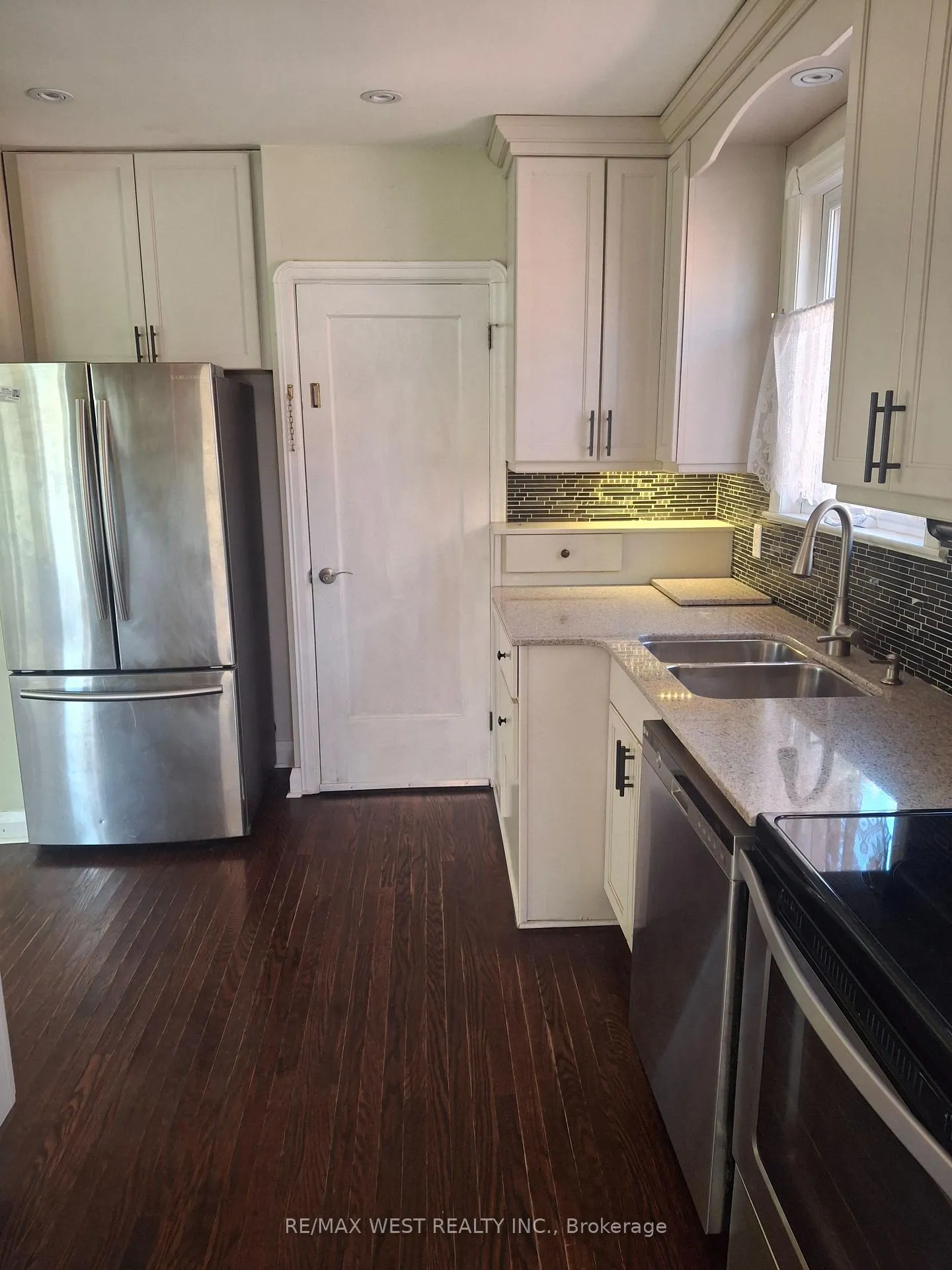 Photo 8 of Unit Main Floor, 62 Glencrest Boulevard, Toronto, O'Connor-Parkview — HOMEH