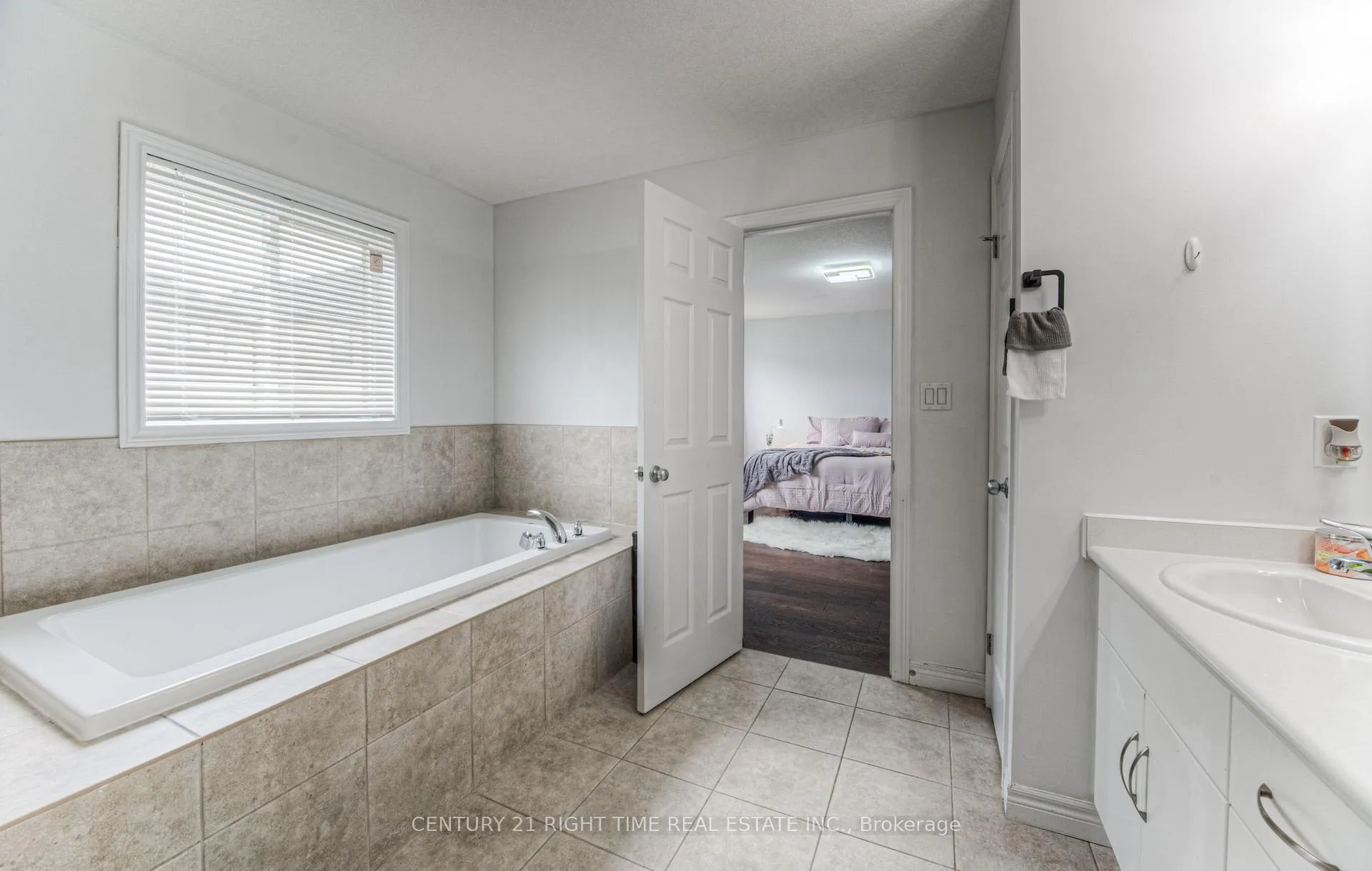 Photo 21 of 382 Beechdrops Drive, Waterloo, Vista Hills — HOMEH