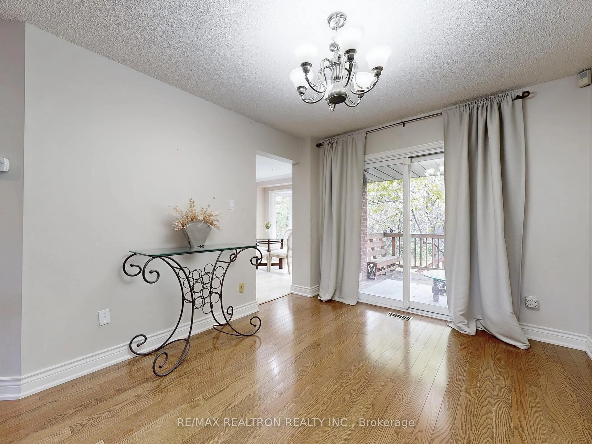 Photo 8 of 93 North Meadow Crescent, Vaughan, Crestwood-Springfarm-Yorkhill — HOMEH