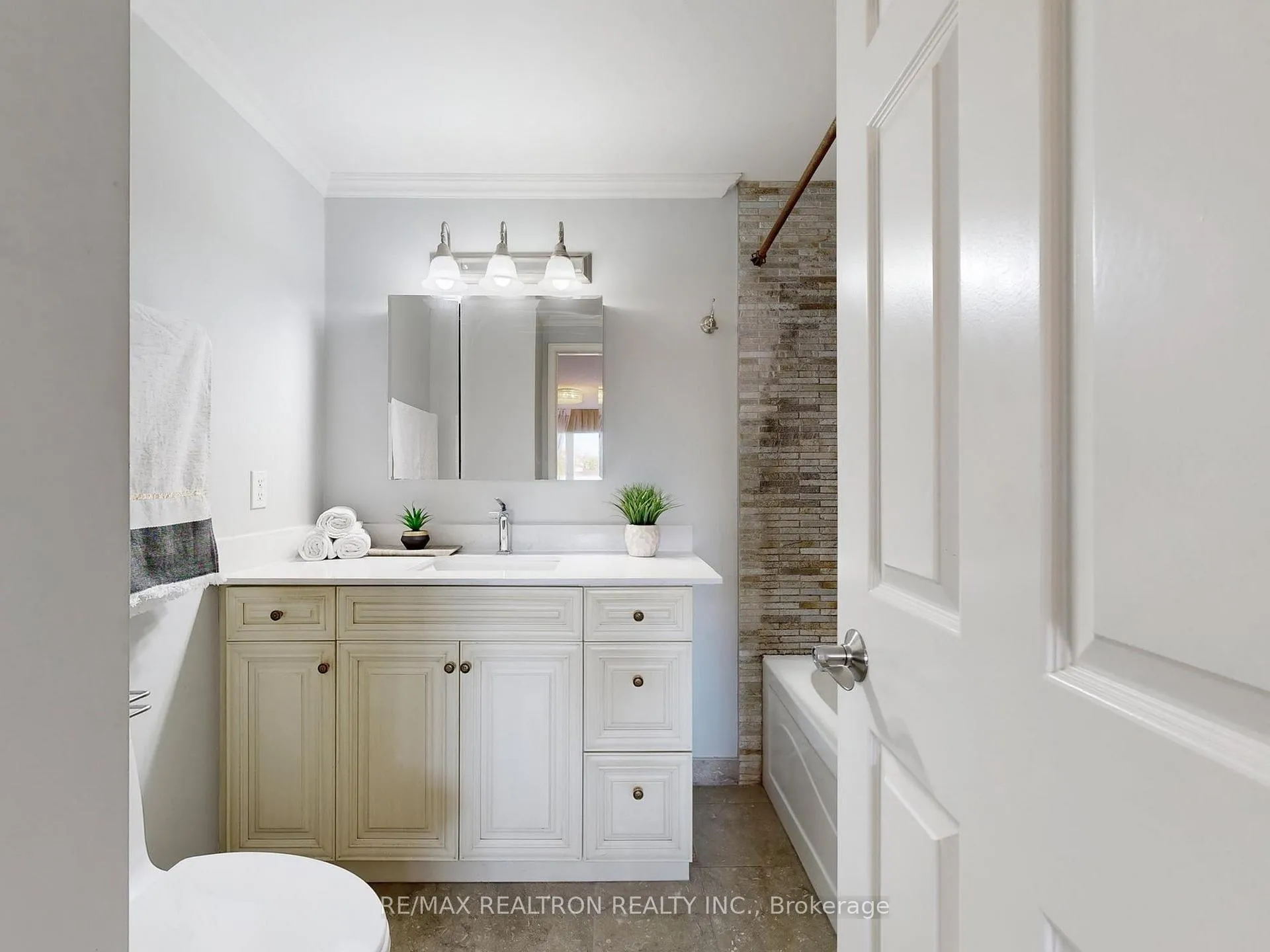 Photo 23 of 93 North Meadow Crescent, Vaughan, Crestwood-Springfarm-Yorkhill — HOMEH