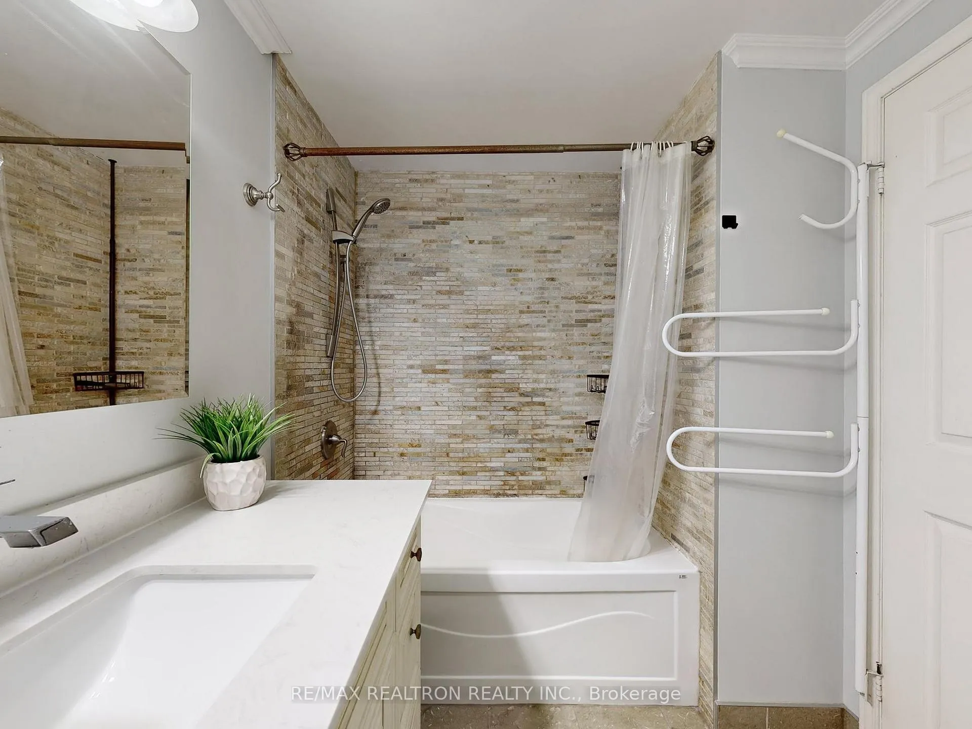 Photo 24 of 93 North Meadow Crescent, Vaughan, Crestwood-Springfarm-Yorkhill — HOMEH