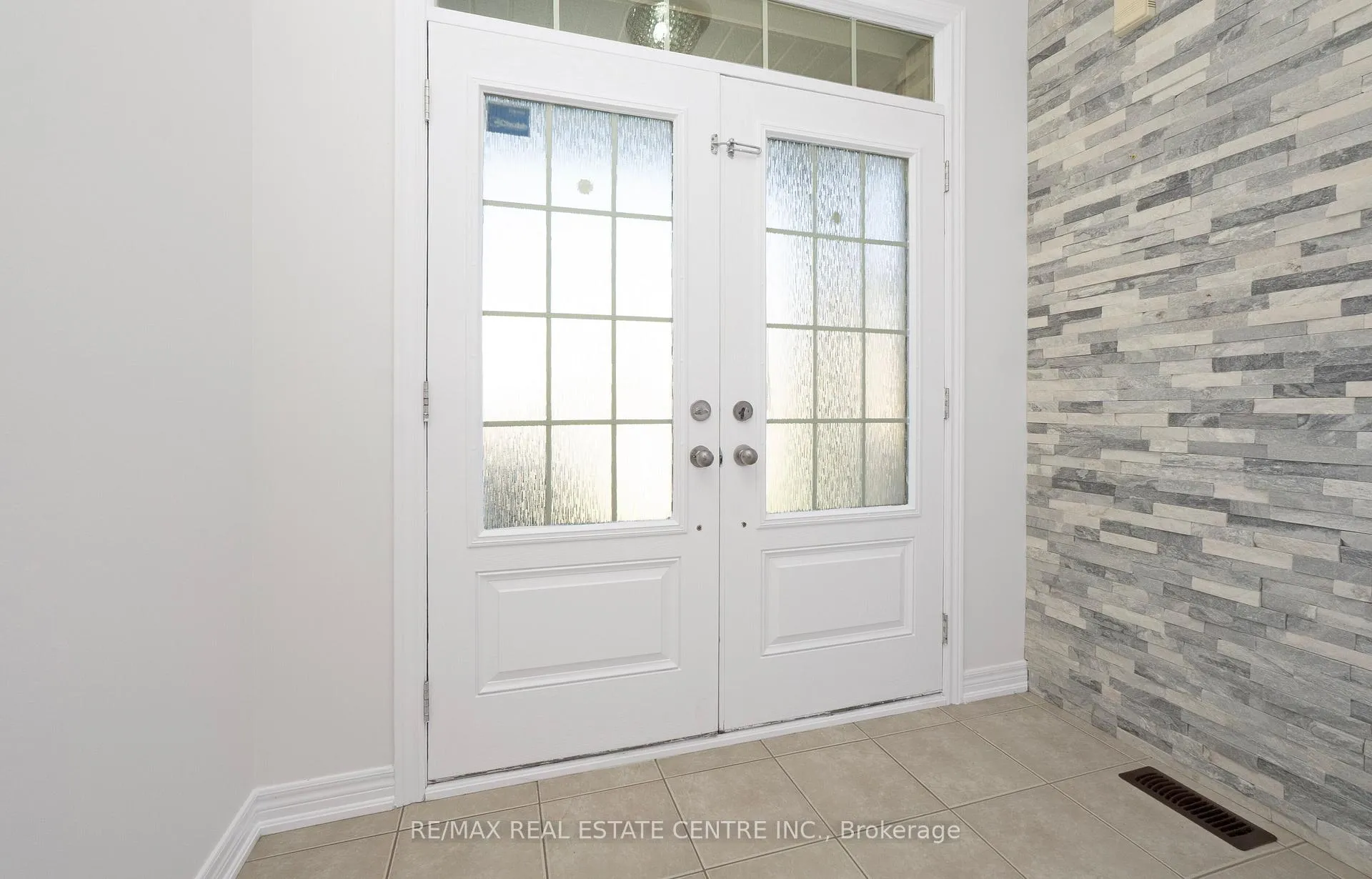 Photo 3 of 51 Ebury Drive, Brampton, Credit Valley — HOMEH