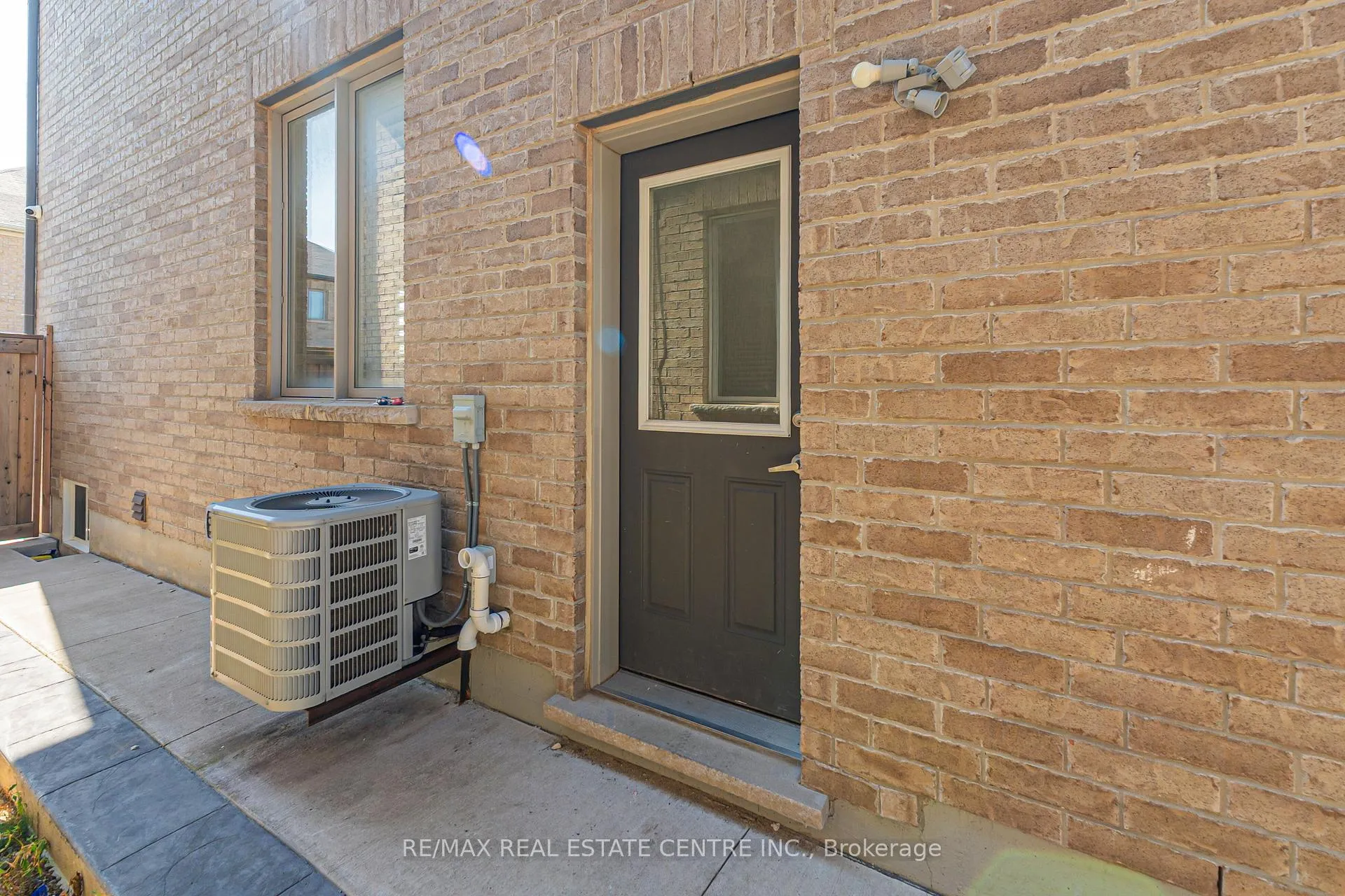 Photo 31 of 51 Ebury Drive, Brampton, Credit Valley — HOMEH