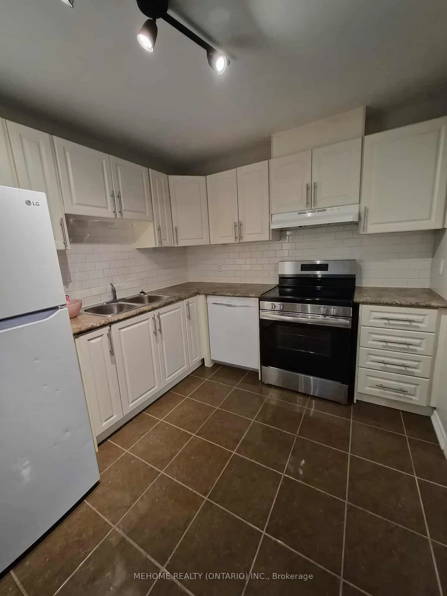 Photo 3 of Unit 24, 75 Prince William Way E, Barrie, Innis-Shore — HOMEH