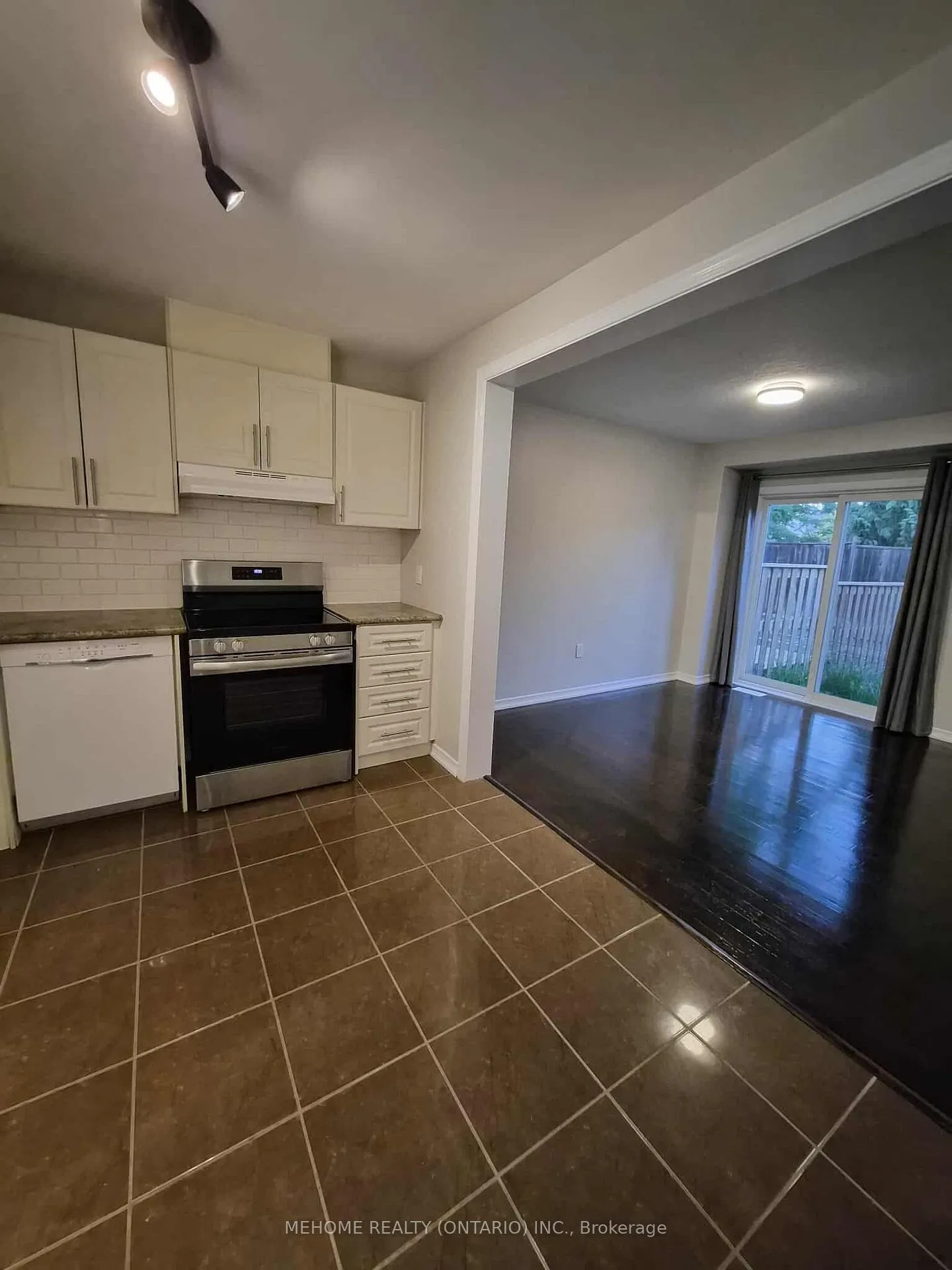 Photo 4 of Unit 24, 75 Prince William Way E, Barrie, Innis-Shore — HOMEH
