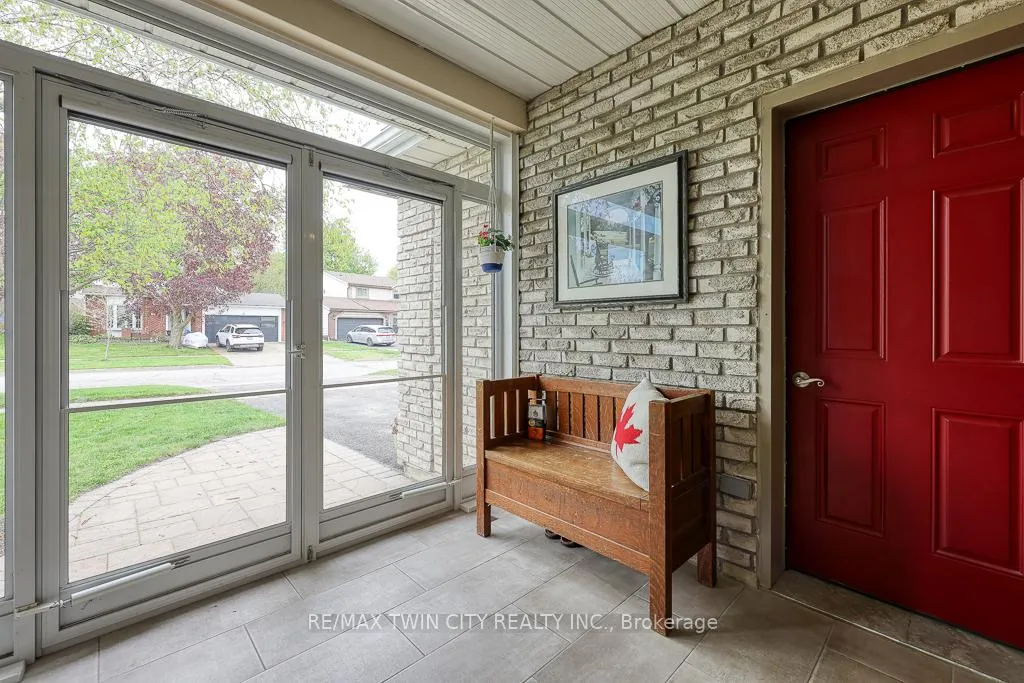 Photo 3 of 18 Charnwood Court, Kitchener — HOMEH