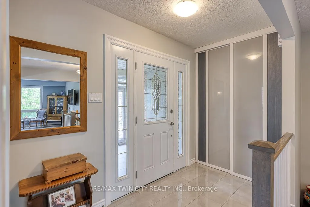 Photo 5 of 18 Charnwood Court, Kitchener — HOMEH