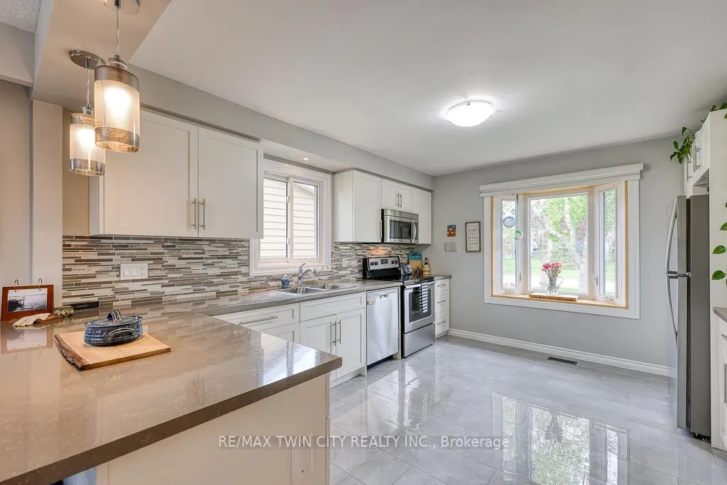 Photo 6 of 18 Charnwood Court, Kitchener — HOMEH