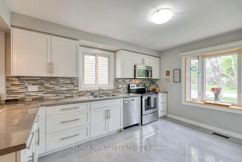Photo 7 of 18 Charnwood Court, Kitchener — HOMEH