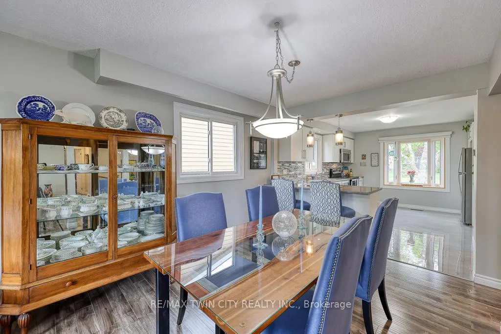 Photo 10 of 18 Charnwood Court, Kitchener — HOMEH