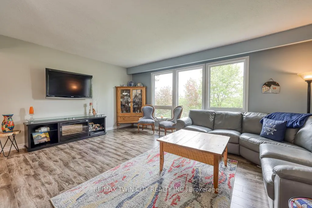Photo 13 of 18 Charnwood Court, Kitchener — HOMEH