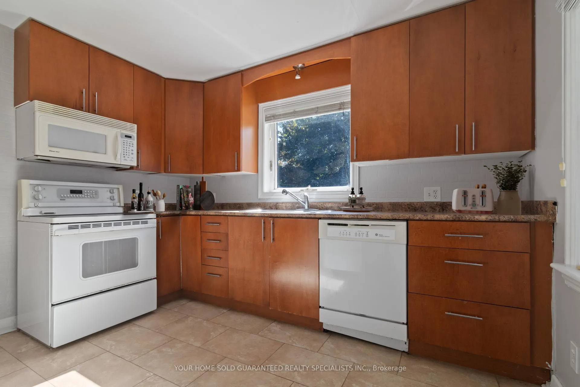 Photo 5 of 122 Gurnett Street, Aurora, Aurora Village — HOMEH
