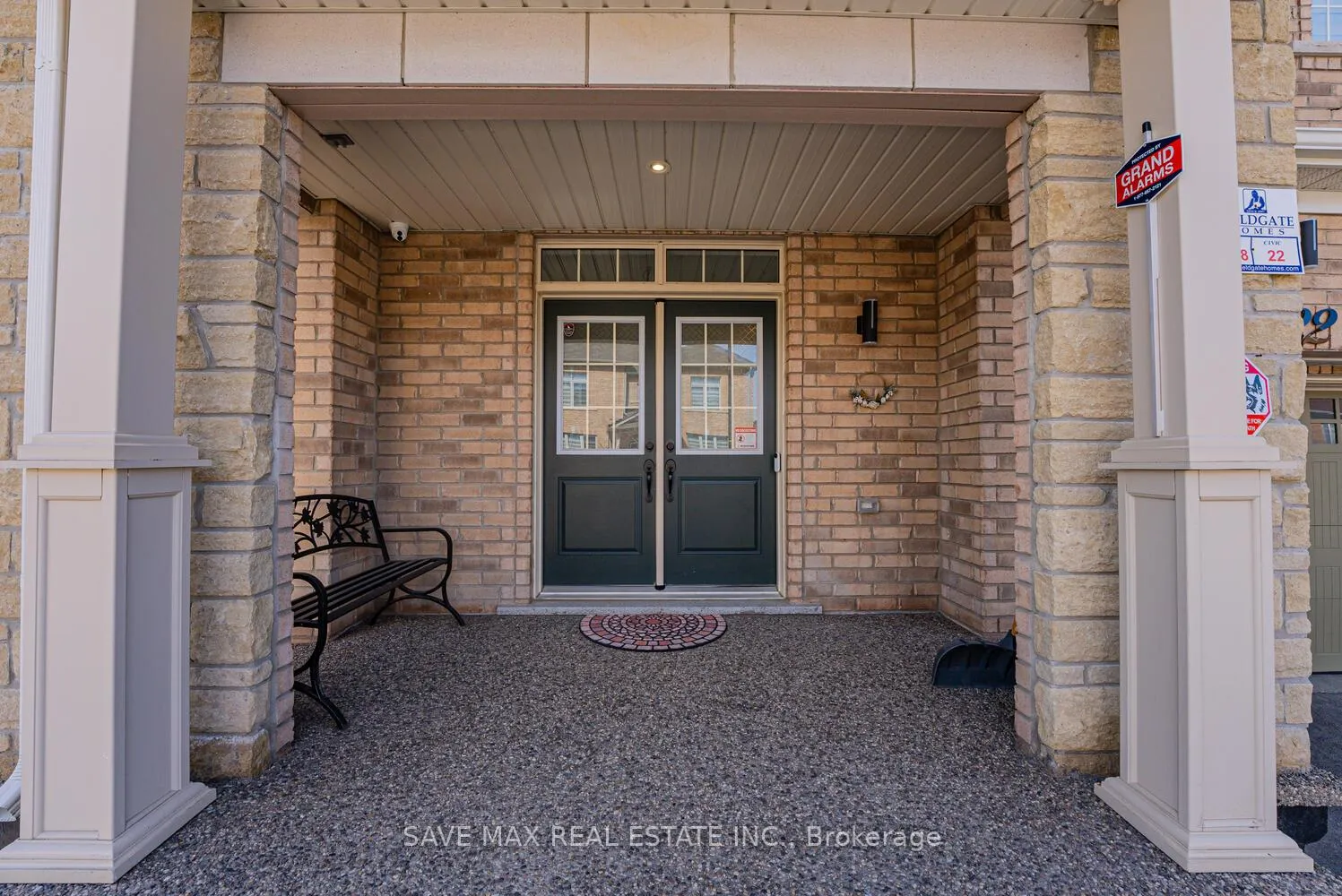 Photo 3 of 22 Fruitvale Circle, Brampton, Northwest Brampton — HOMEH