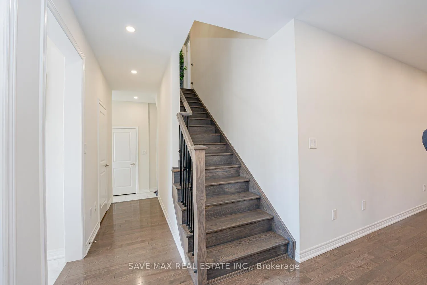 Photo 17 of 22 Fruitvale Circle, Brampton, Northwest Brampton — HOMEH