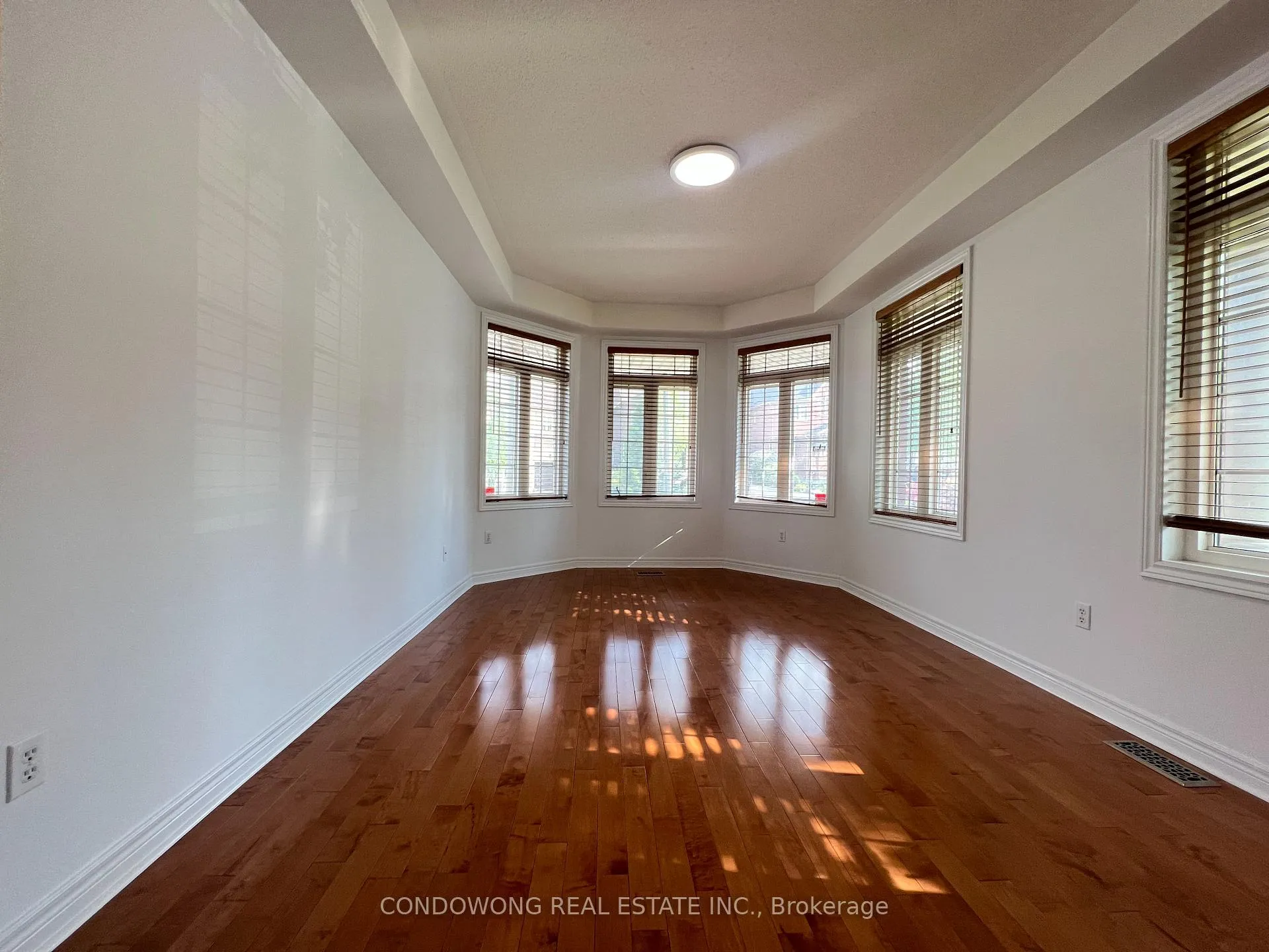 Photo 3 of 194 Autumn Hill Boulevard, Vaughan, Patterson — HOMEH