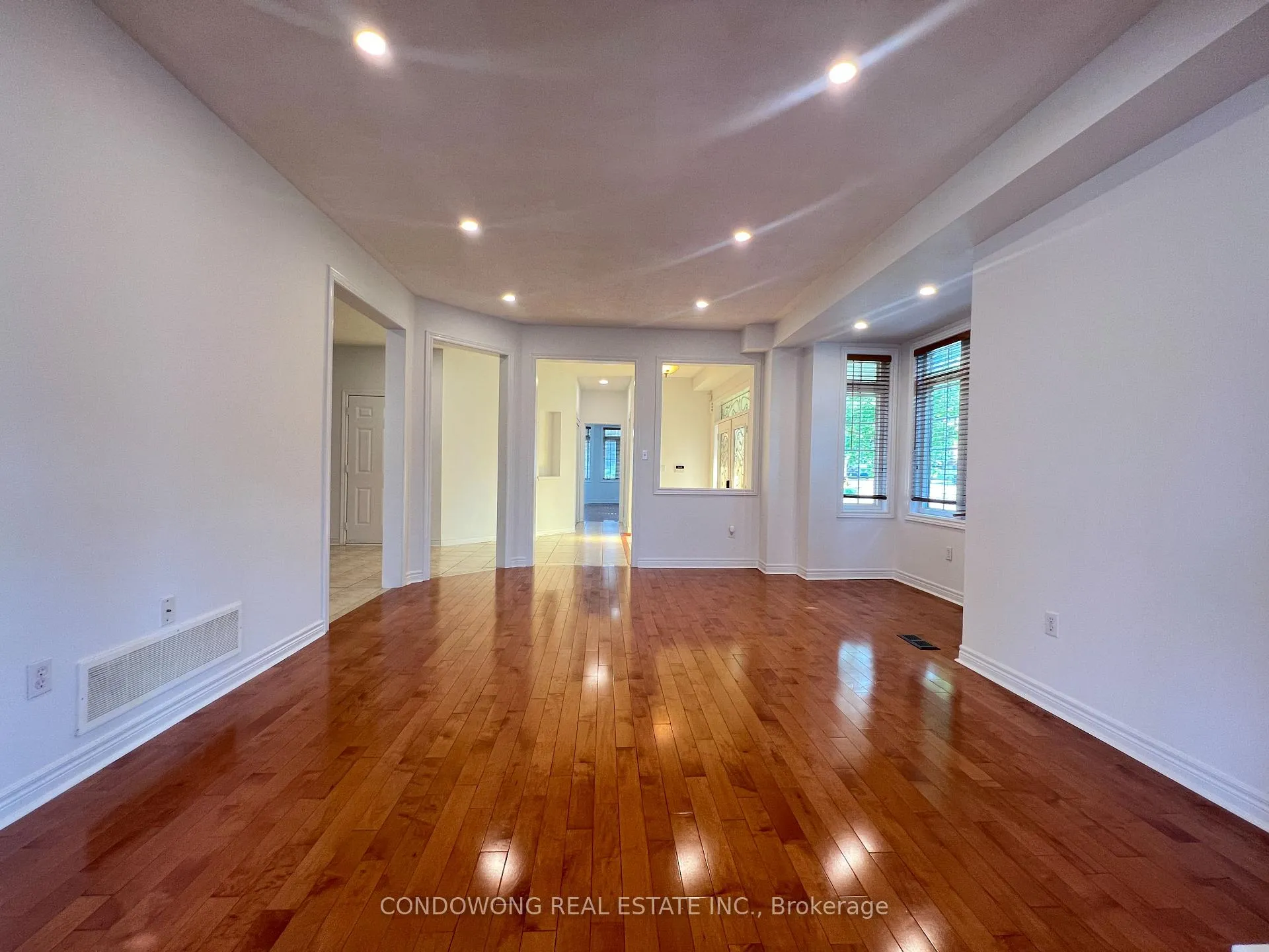Photo 5 of 194 Autumn Hill Boulevard, Vaughan, Patterson — HOMEH