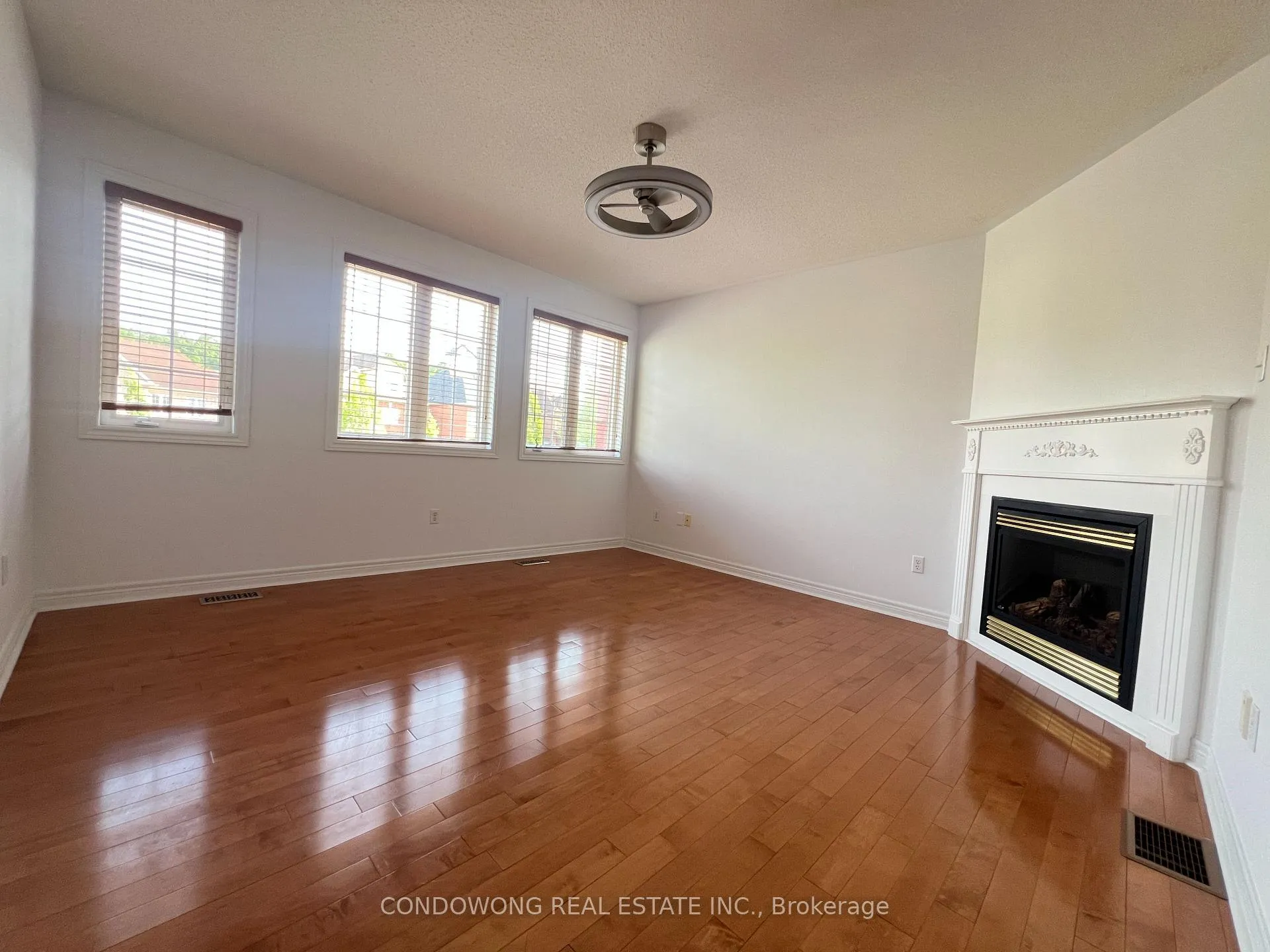 Photo 12 of 194 Autumn Hill Boulevard, Vaughan, Patterson — HOMEH