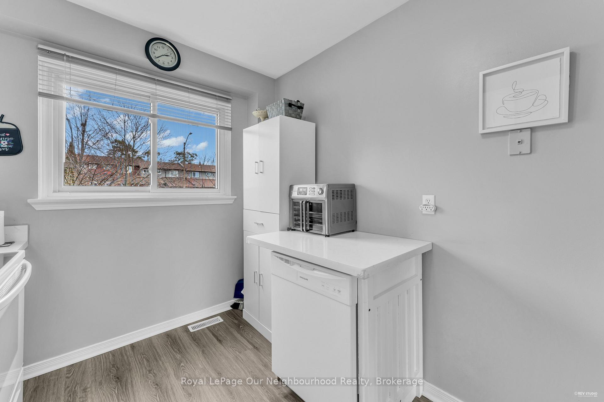Photo 12 of 89 Chaucer Crescent, Barrie, Letitia Heights — HOMEH