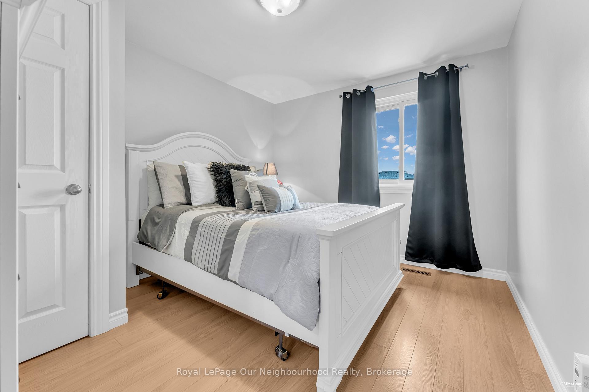 Photo 15 of 89 Chaucer Crescent, Barrie, Letitia Heights — HOMEH