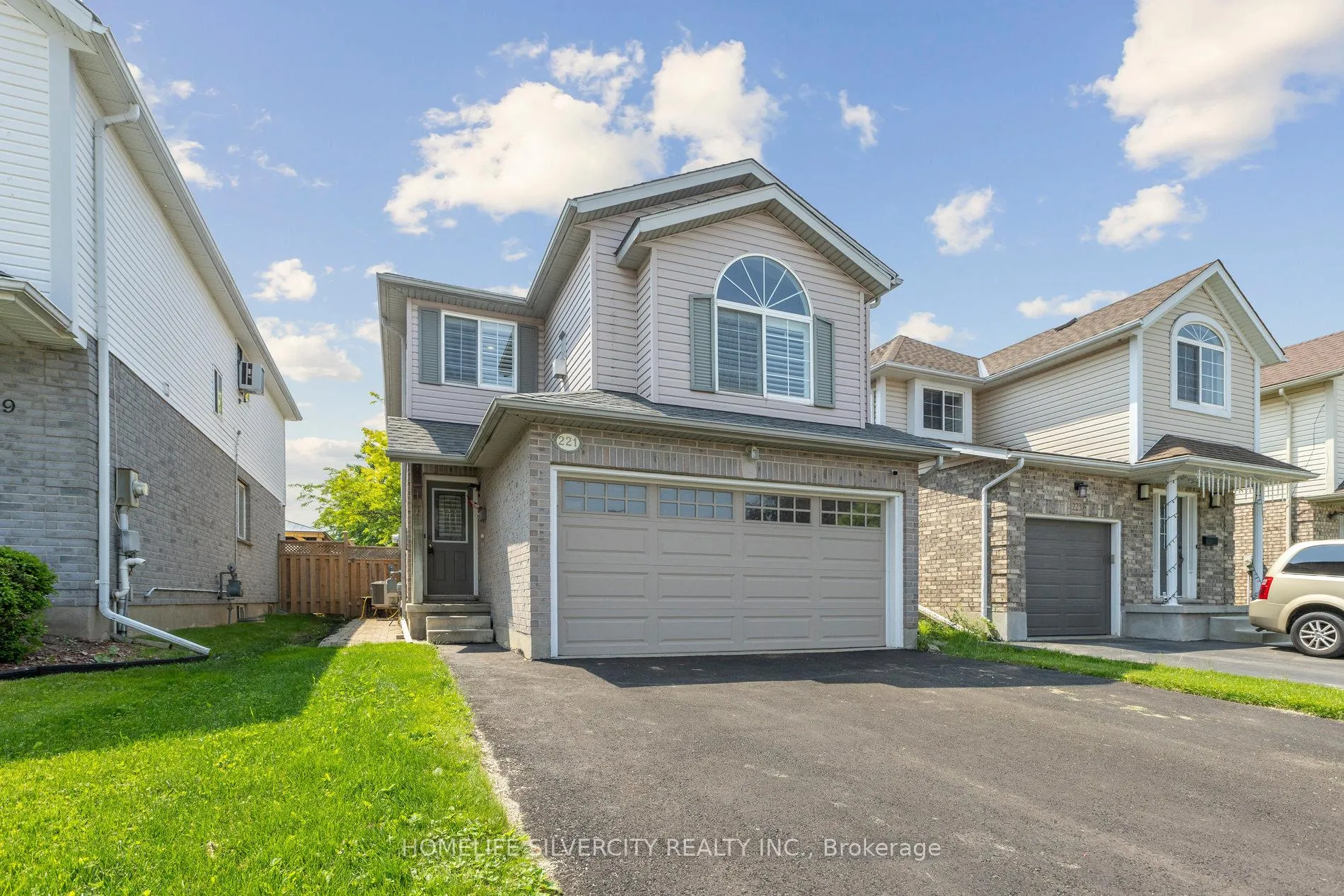 Photo 2 of 221 Grey Fox Drive, Kitchener — HOMEH