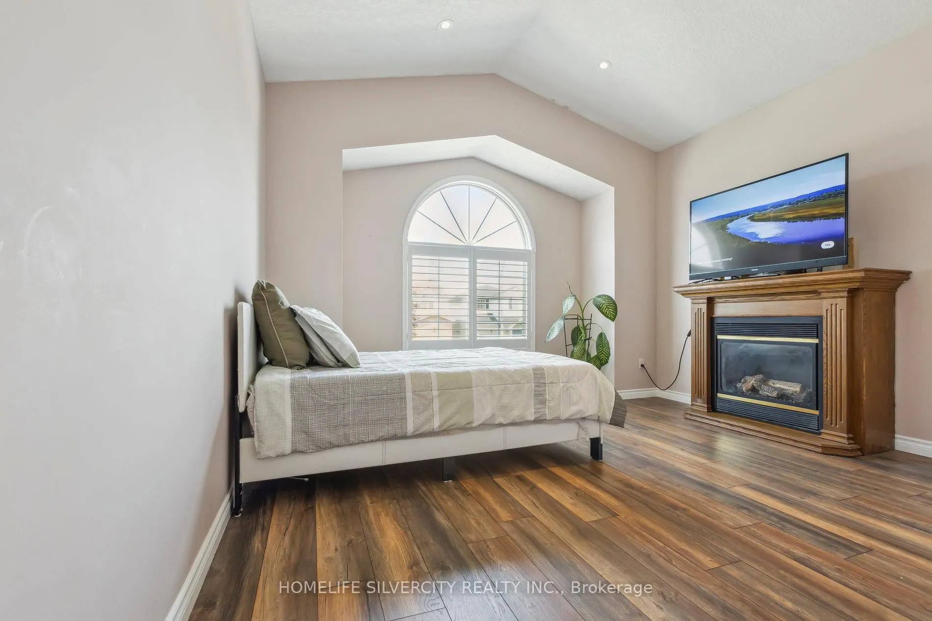Photo 13 of 221 Grey Fox Drive, Kitchener — HOMEH