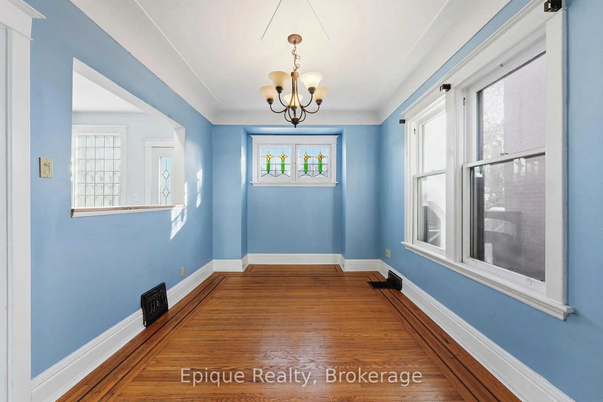 Photo 10 of 67 Kensington Avenue S, Hamilton, Delta — HOMEH