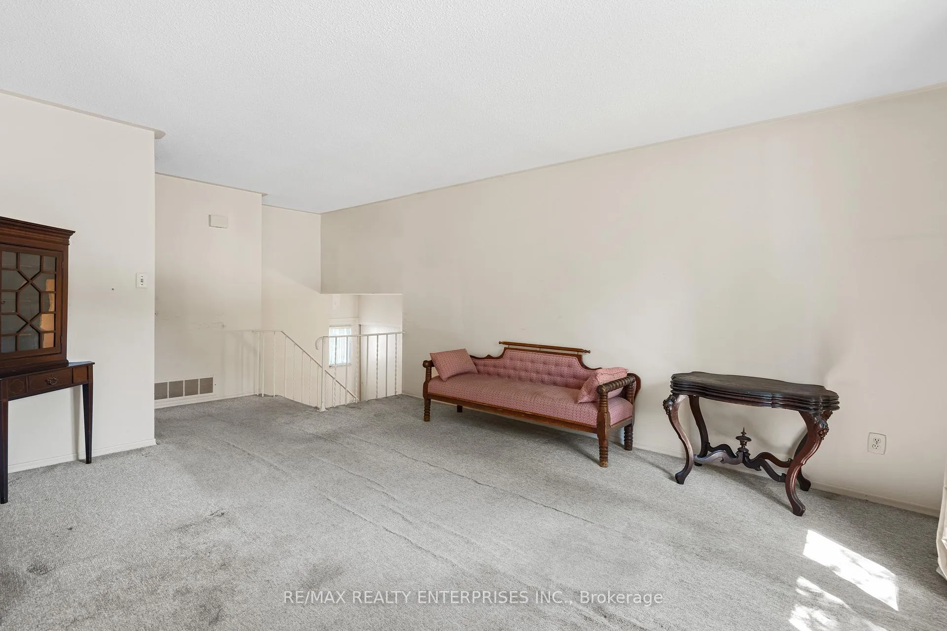 Photo 7 of 1245 Lakeview Drive, Oakville, Falgarwood — HOMEH