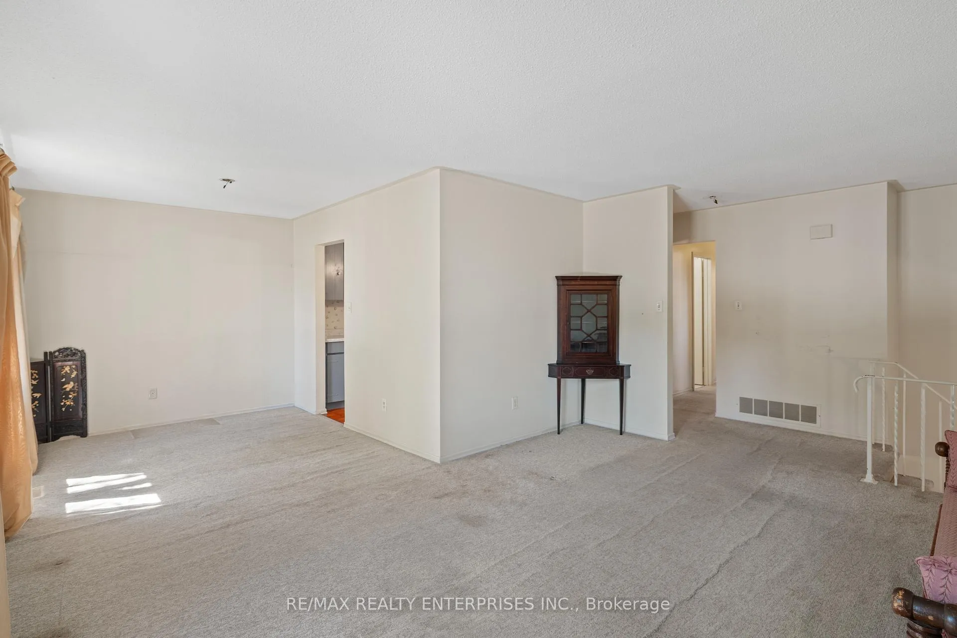 Photo 8 of 1245 Lakeview Drive, Oakville, Falgarwood — HOMEH