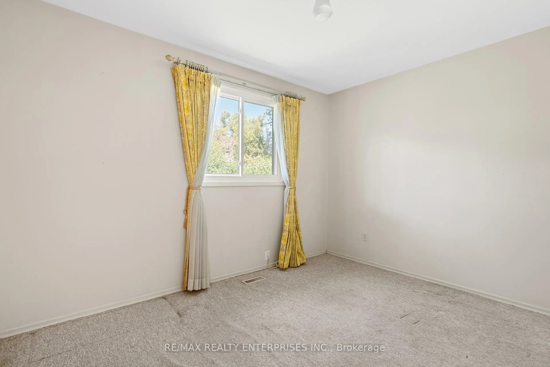 Photo 12 of 1245 Lakeview Drive, Oakville, Falgarwood — HOMEH