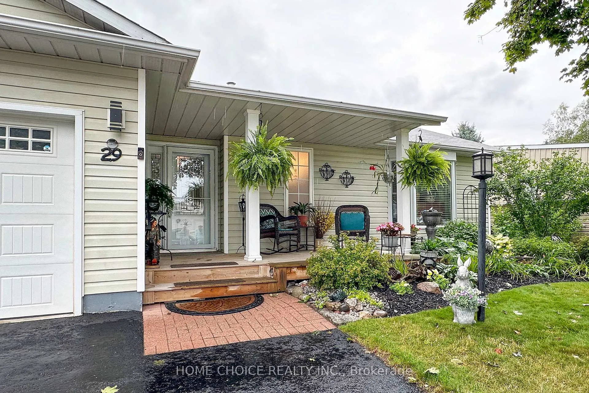 Photo 3 of 29 Cornerbrook Court, Clarington, Newcastle — HOMEH