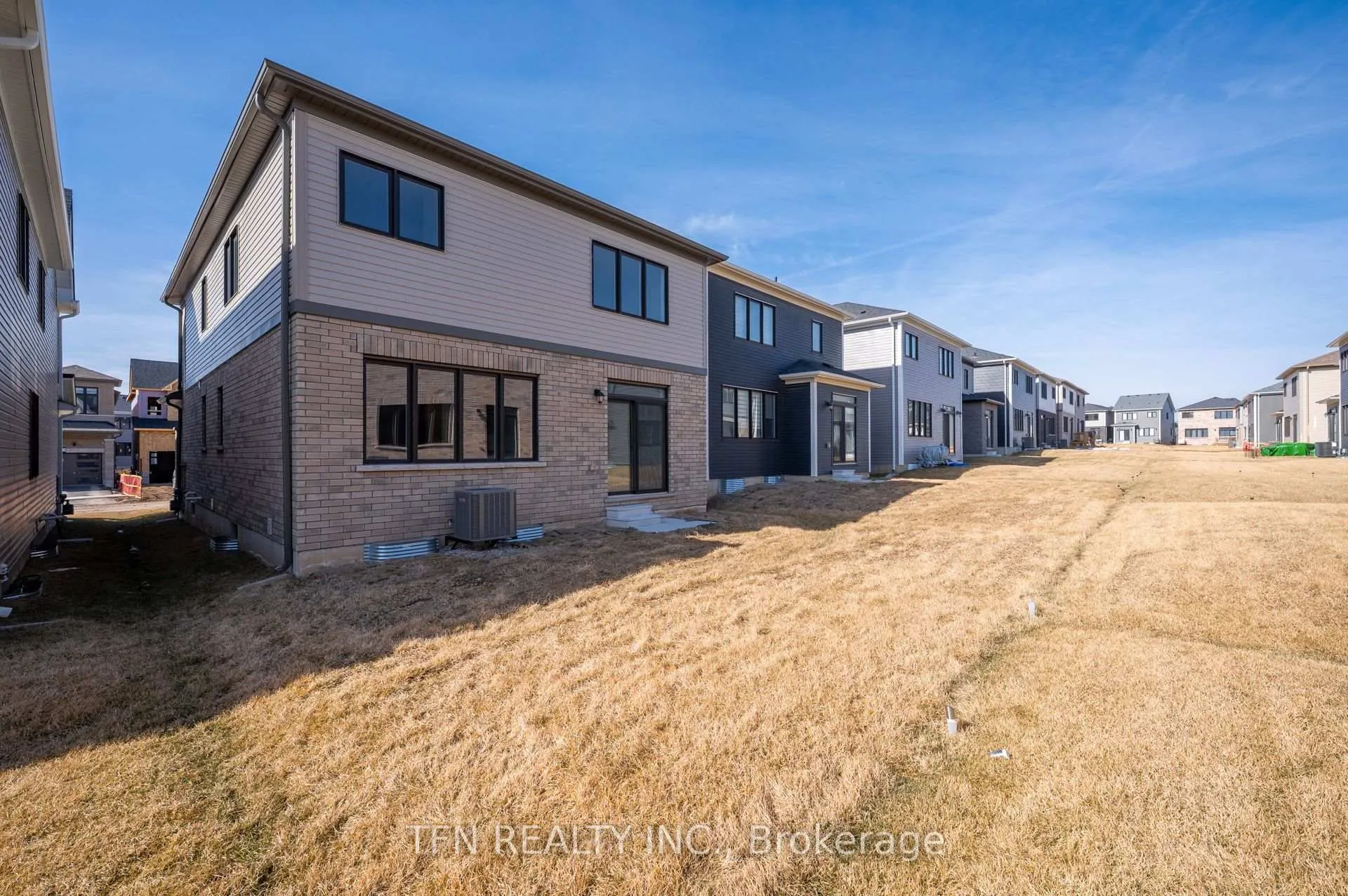 Photo 3 of 71 Wintergreen Crescent, Haldimand — HOMEH