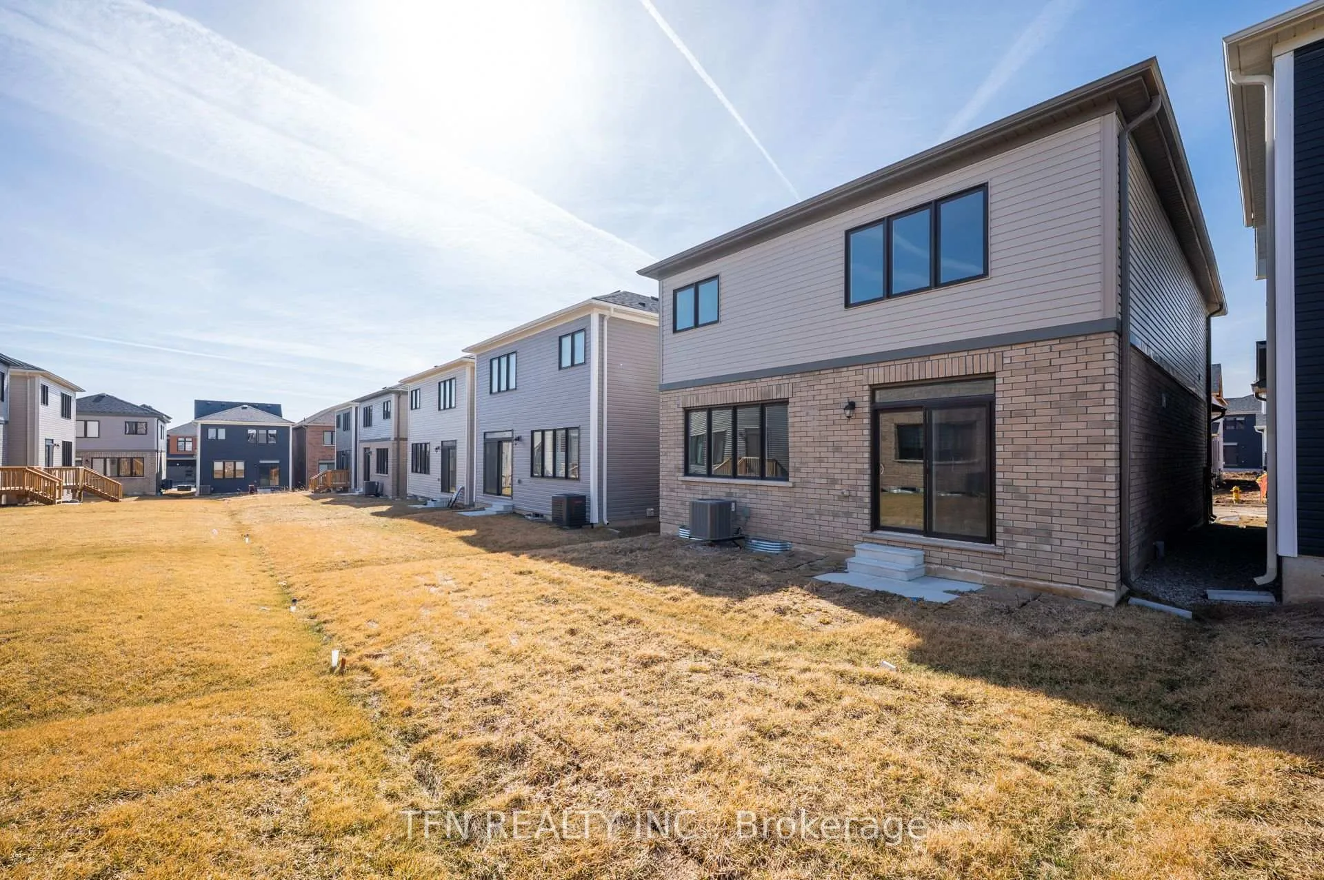 Photo 5 of 71 Wintergreen Crescent, Haldimand — HOMEH