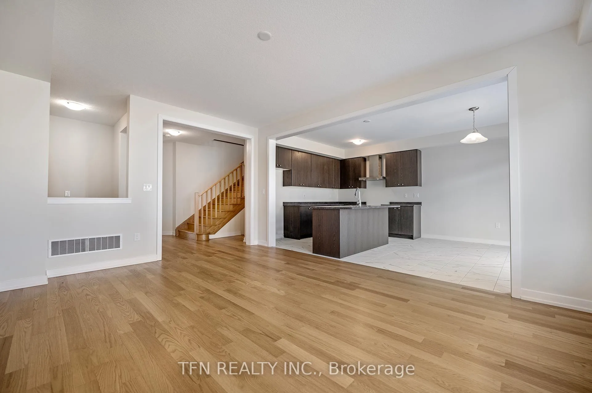 Photo 13 of 71 Wintergreen Crescent, Haldimand — HOMEH