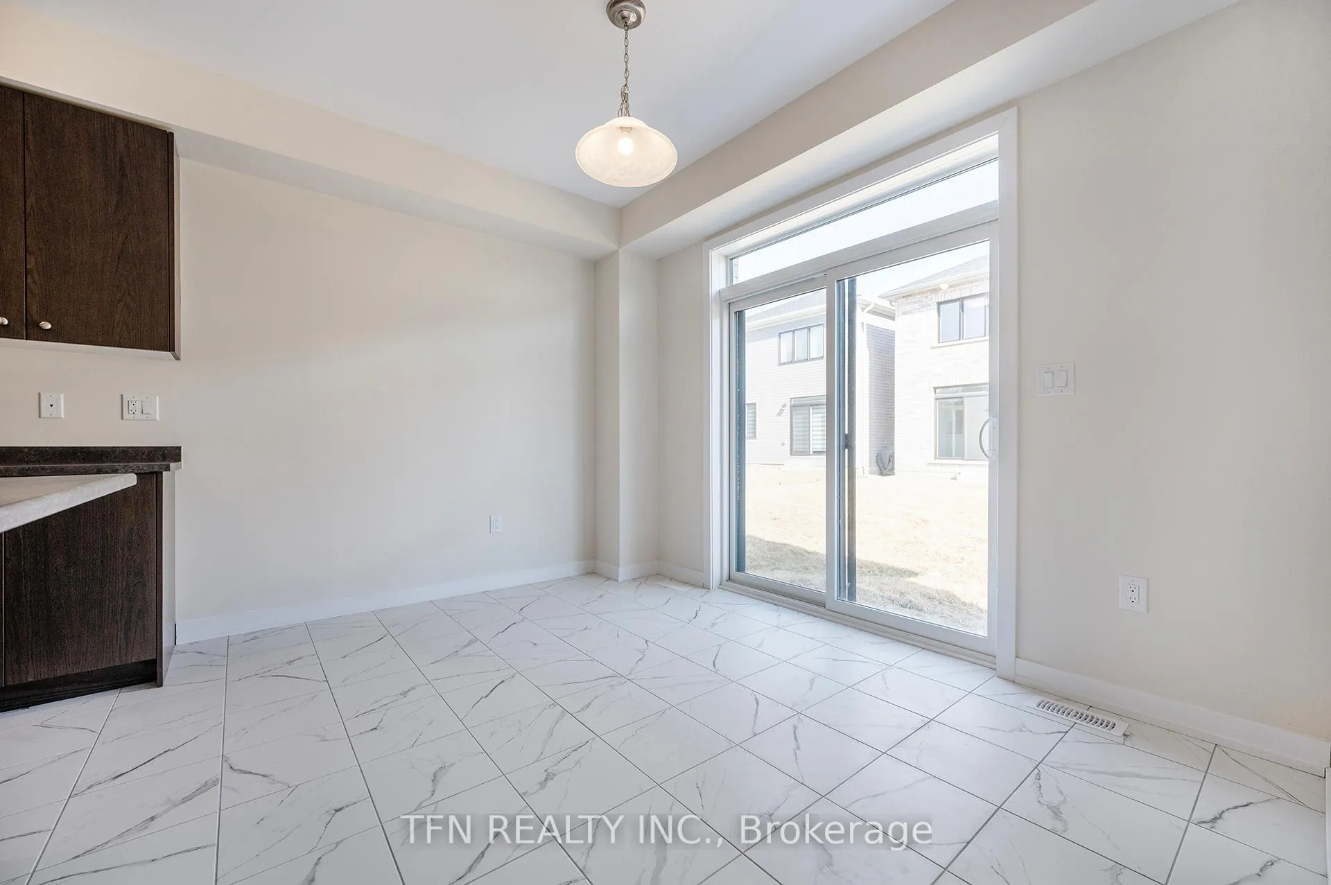 Photo 16 of 71 Wintergreen Crescent, Haldimand — HOMEH