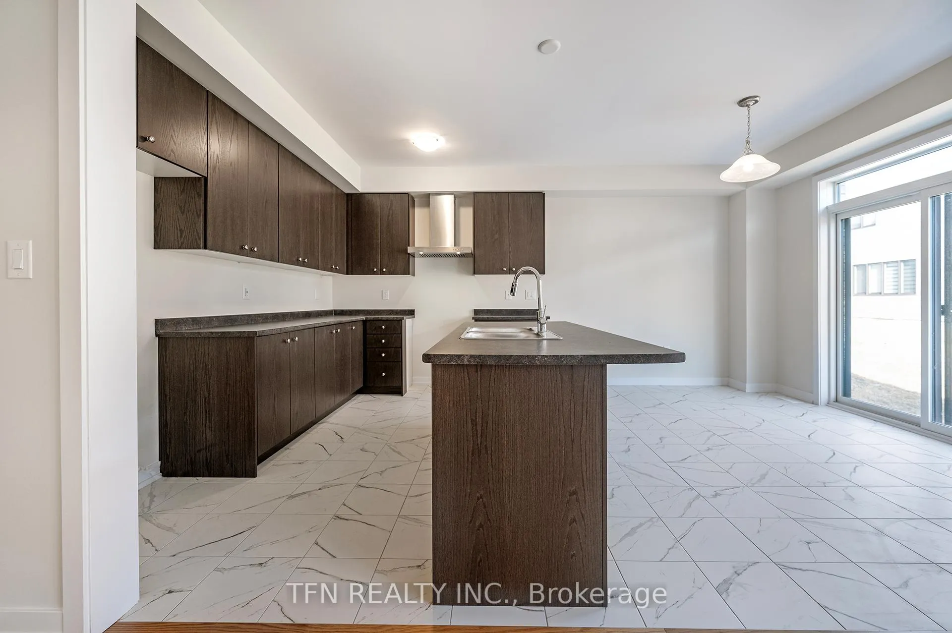 Photo 18 of 71 Wintergreen Crescent, Haldimand — HOMEH